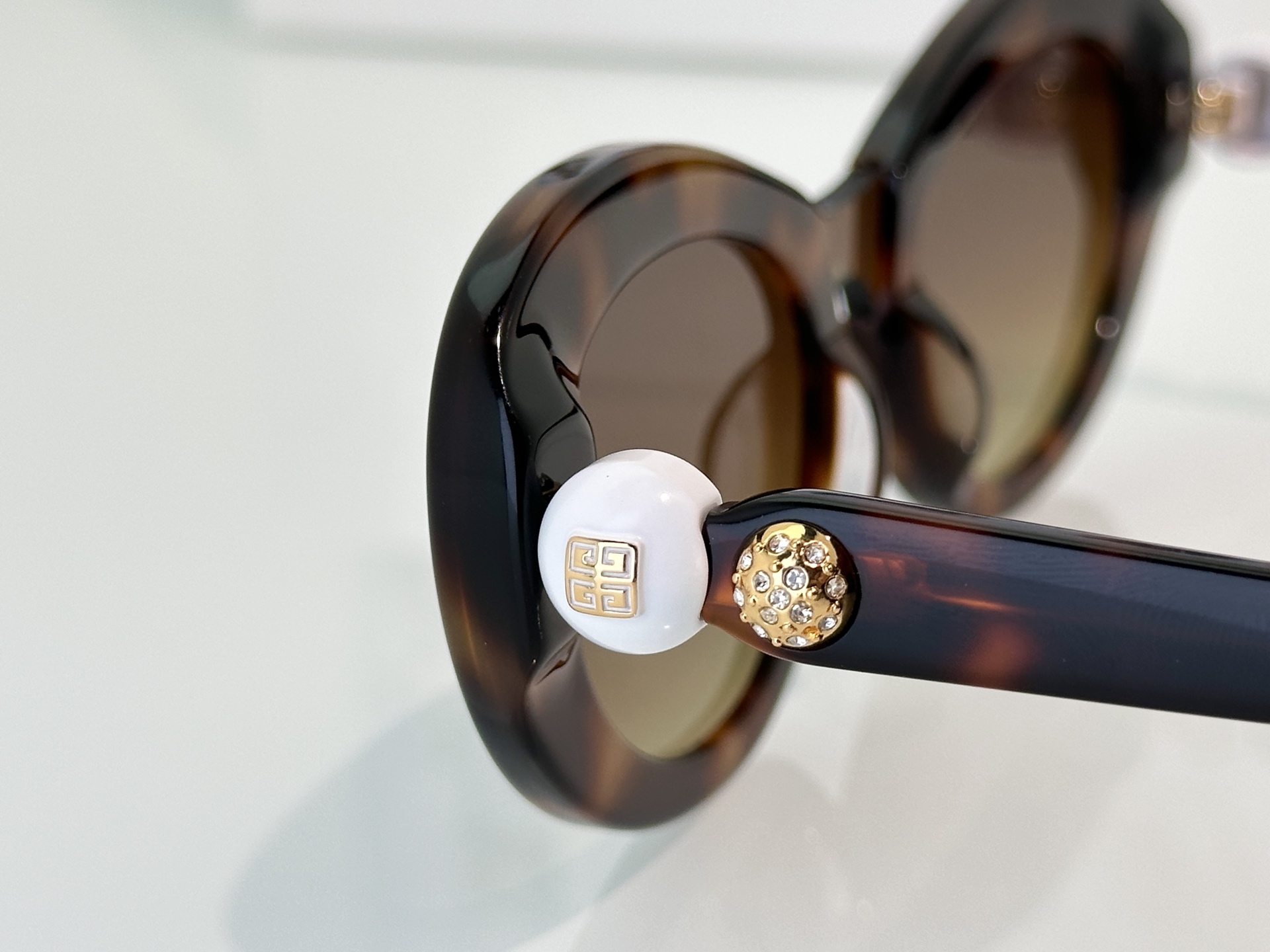 Designer Sunglasses GV60017U