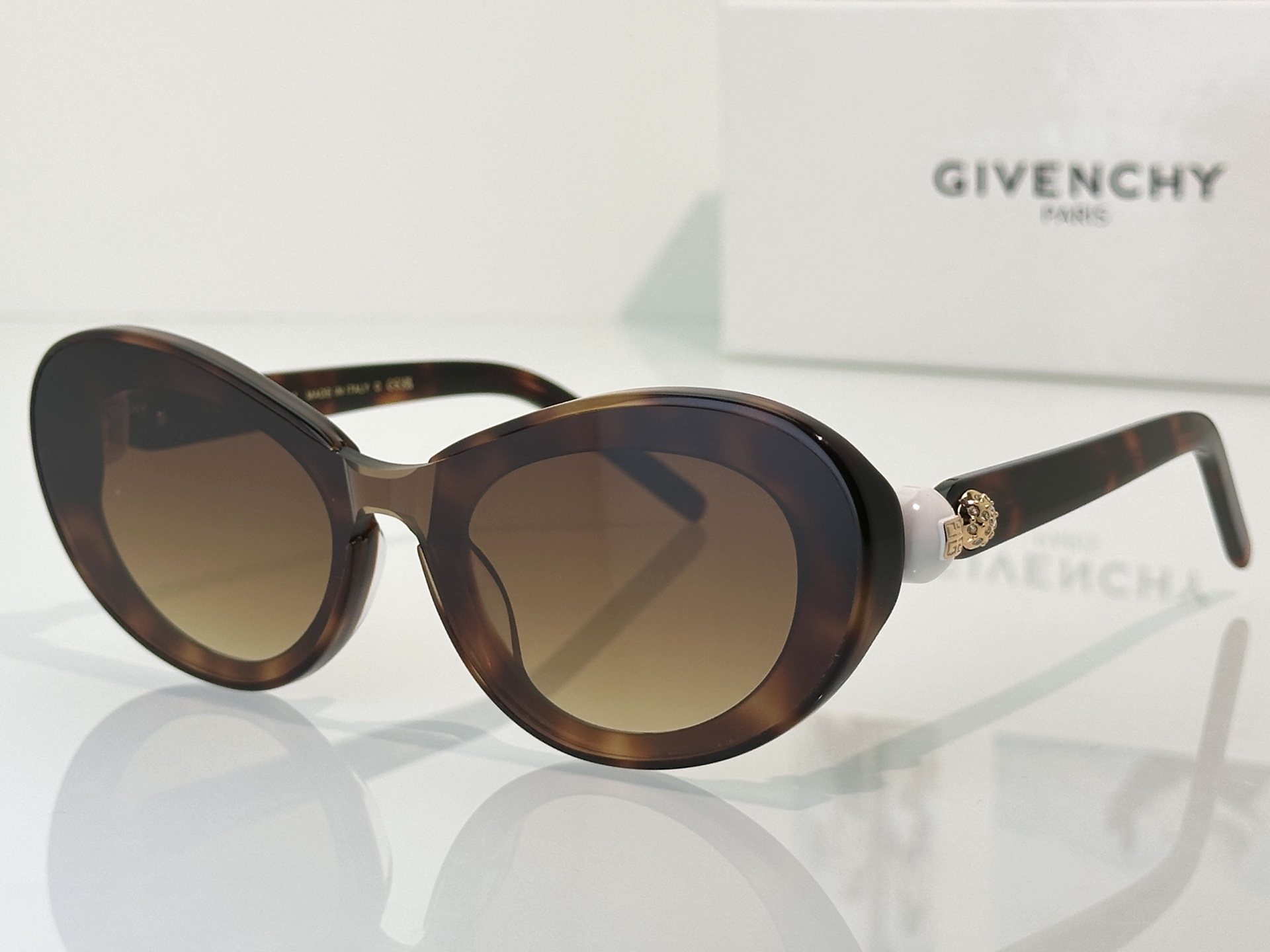 Designer Sunglasses GV60017U