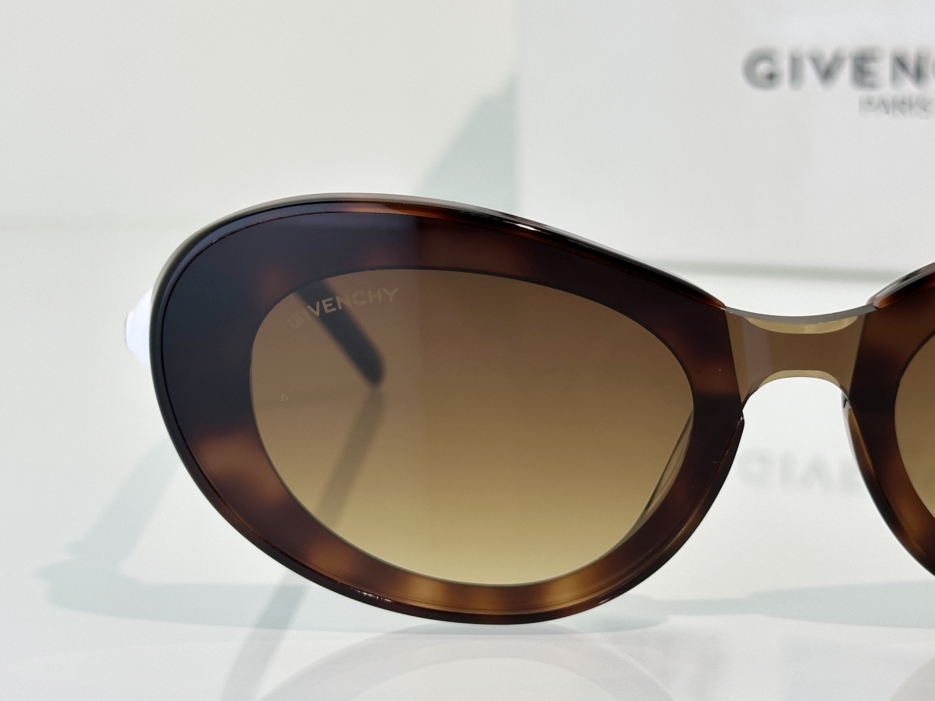Designer Sunglasses GV60017U