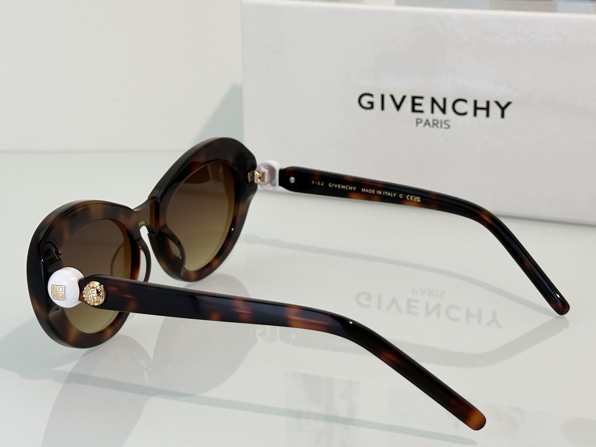 Designer Sunglasses GV60017U