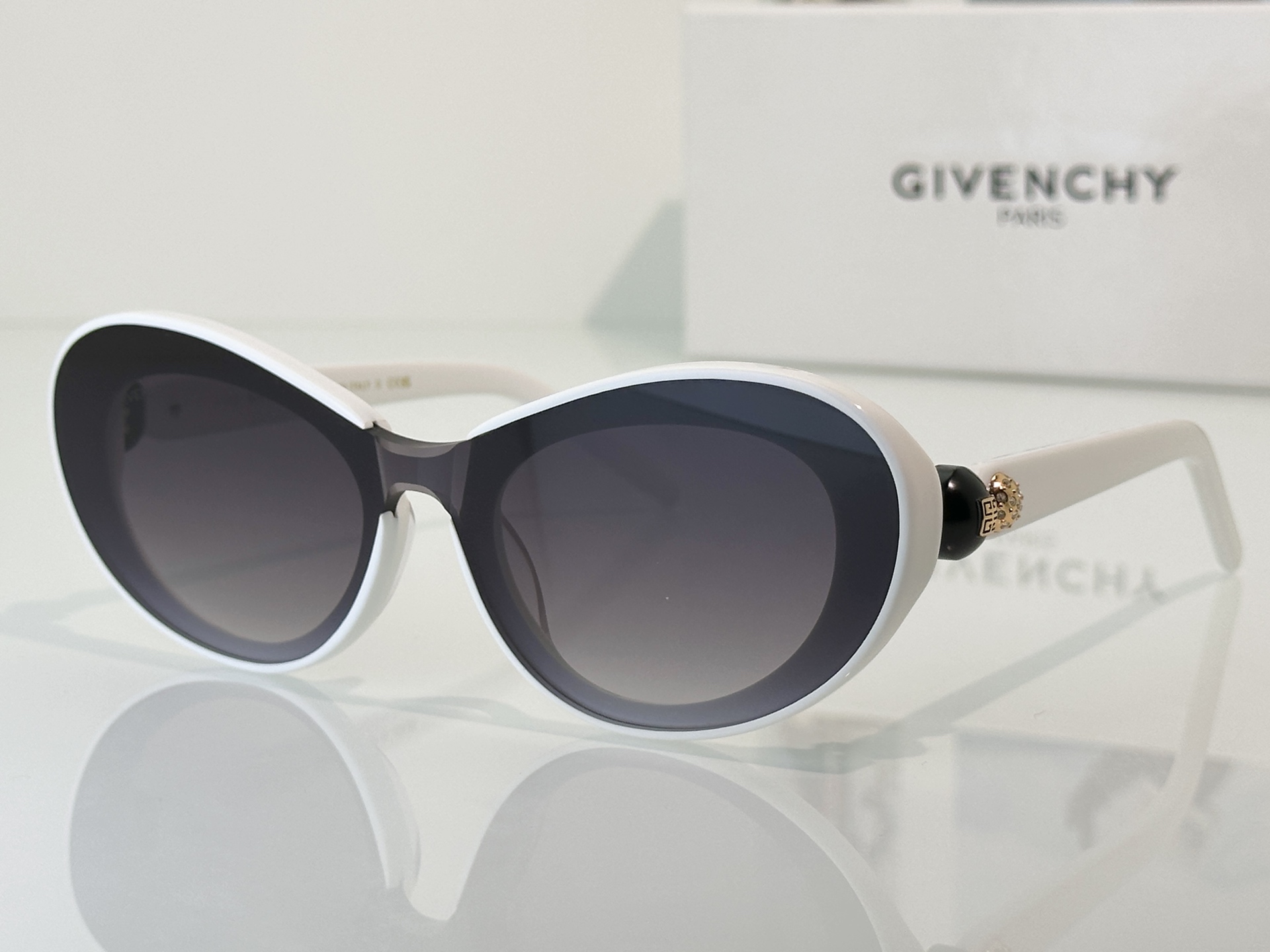 Designer Sunglasses GV60017U