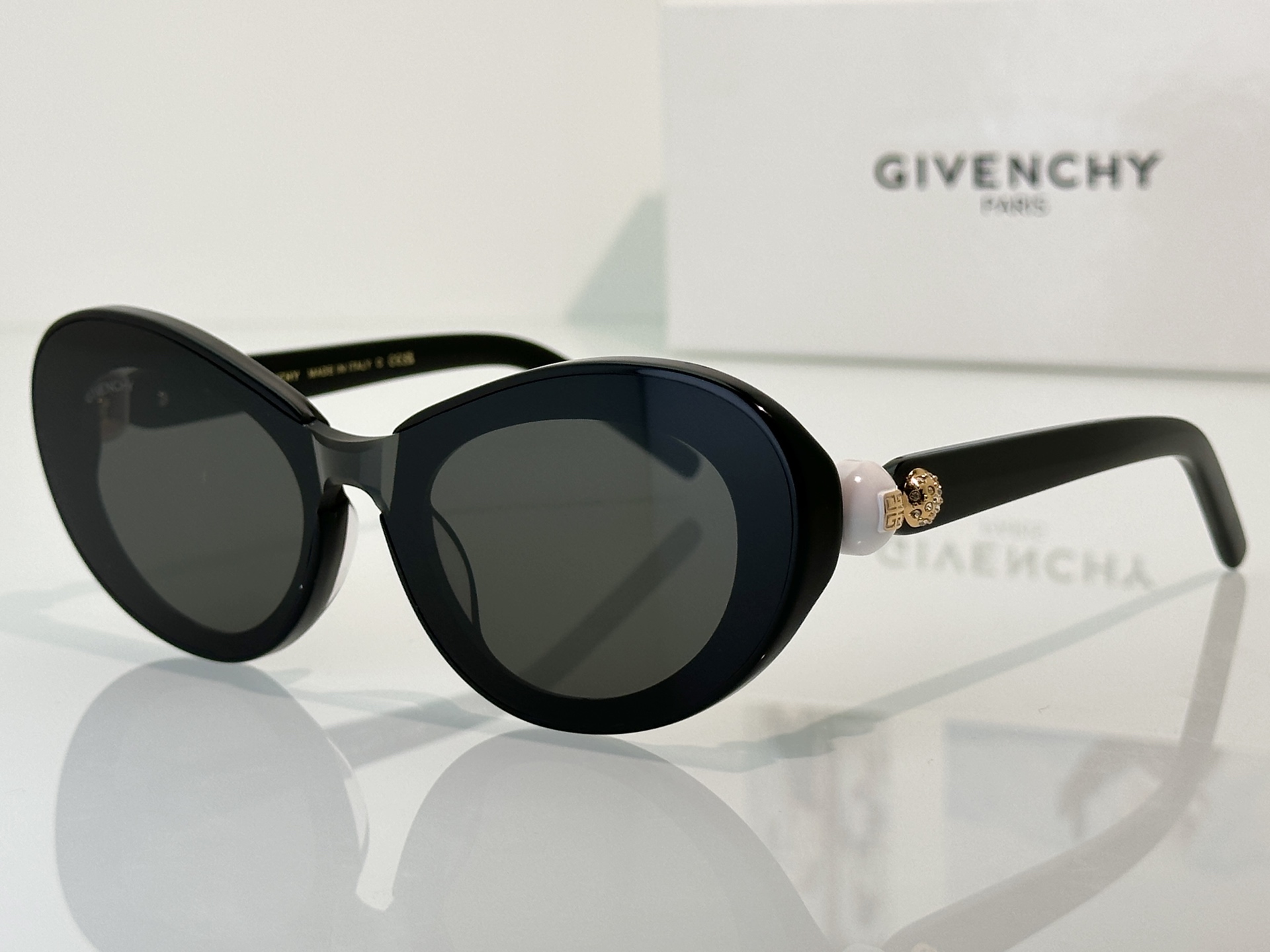 Designer Sunglasses GV60017U