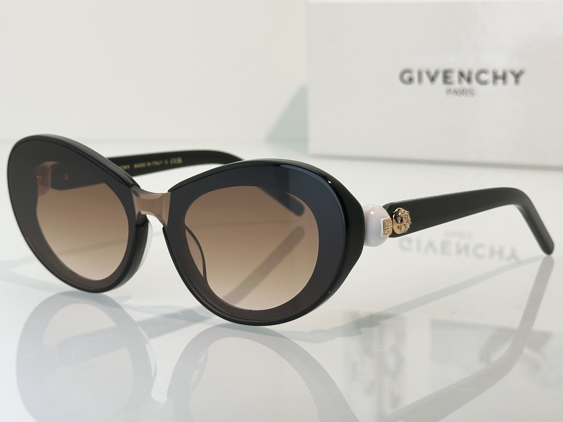 Designer Sunglasses GV60017U