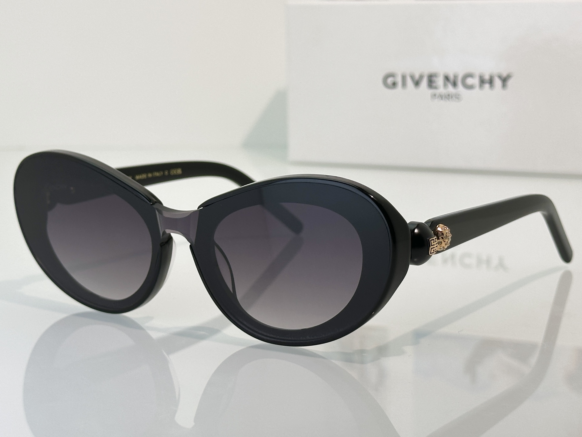 Designer Sunglasses GV60017U