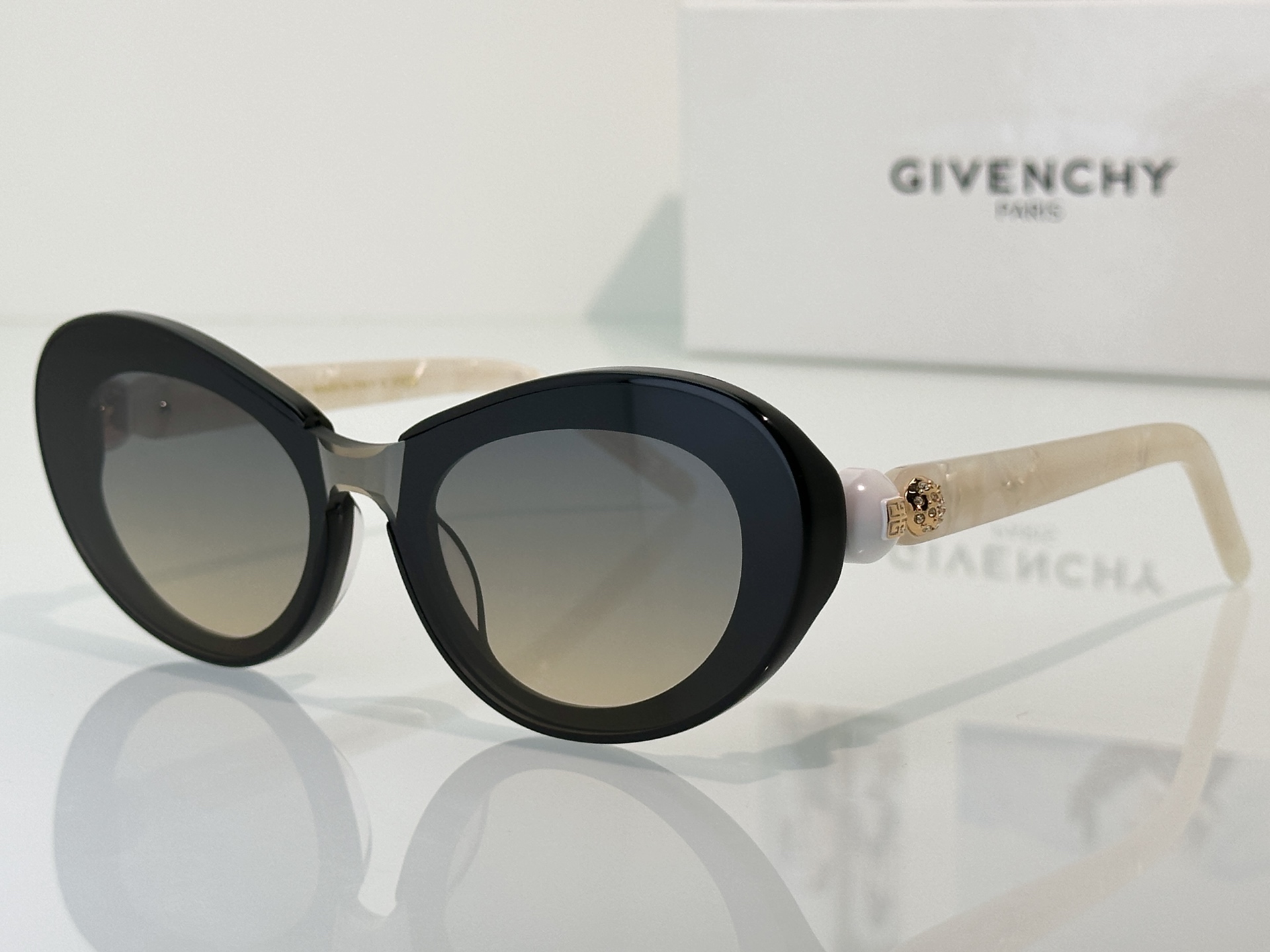 Designer Sunglasses GV60017U