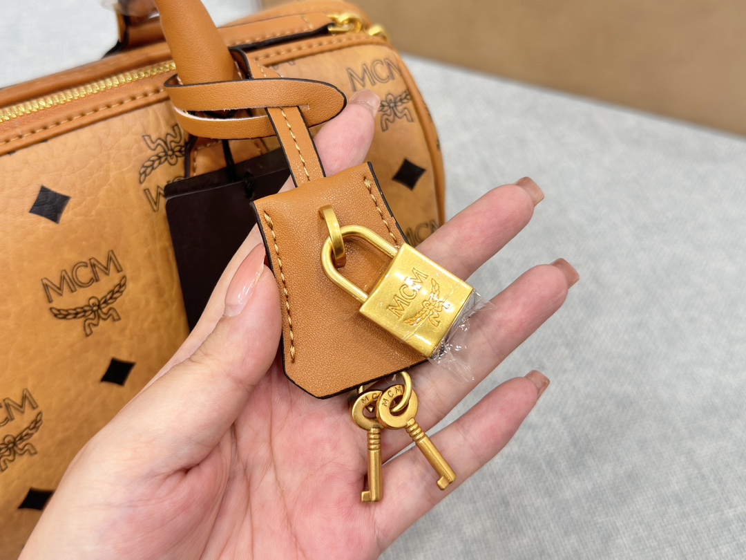 ❤️490包邮/原单代购级别
配飞机盒
size:25×15
MCM 波士顿枕头包
顶级原单 超高品质
日常出门手机纸巾车钥匙完全ok
自重很轻 背起来很轻松
超级百搭 质感高级 性价比高
而且四季都可搭配
非常显气质 提高气场必备单品
和小姐妹聚会选它直接杀疯了
手提斜挎 可盐可甜 颜值高
谁会拒绝拥有它呢