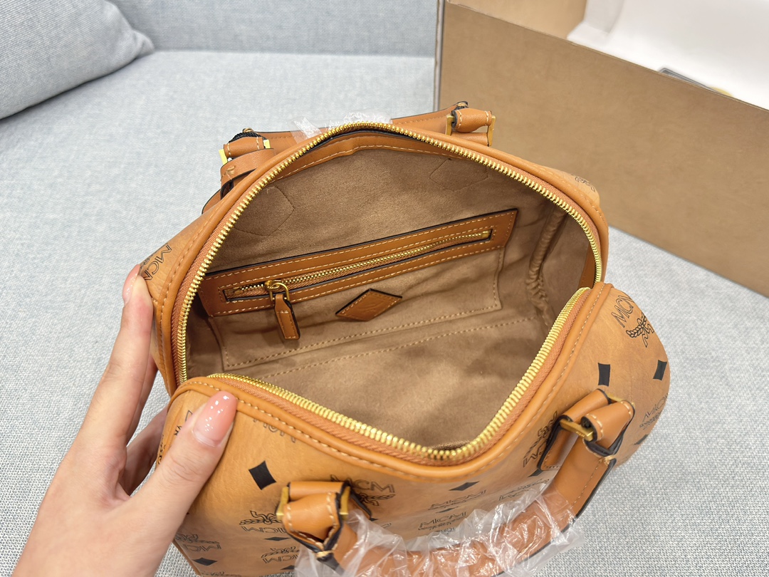 ❤️490包邮/原单代购级别
配飞机盒
size:25×15
MCM 波士顿枕头包
顶级原单 超高品质
日常出门手机纸巾车钥匙完全ok
自重很轻 背起来很轻松
超级百搭 质感高级 性价比高
而且四季都可搭配
非常显气质 提高气场必备单品
和小姐妹聚会选它直接杀疯了
手提斜挎 可盐可甜 颜值高
谁会拒绝拥有它呢