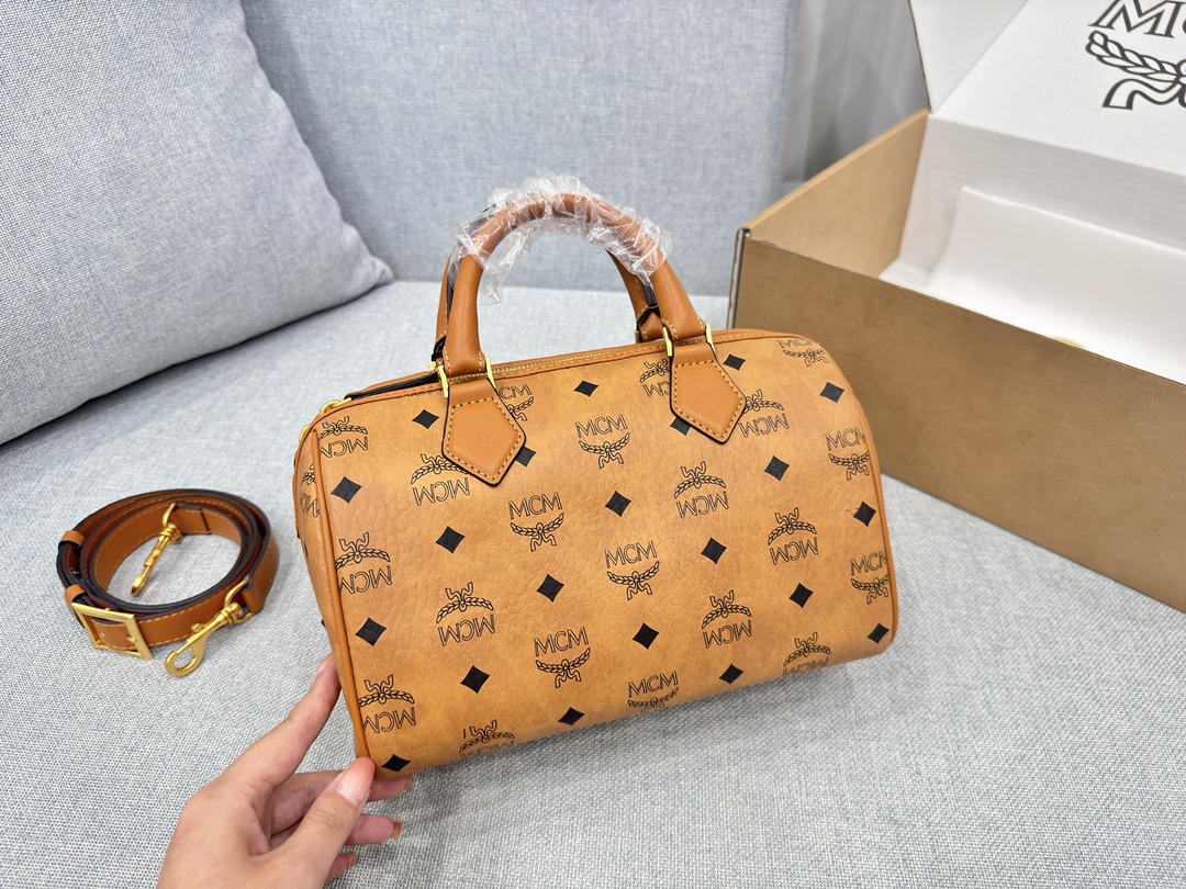 ❤️490包邮/原单代购级别
配飞机盒
size:25×15
MCM 波士顿枕头包
顶级原单 超高品质
日常出门手机纸巾车钥匙完全ok
自重很轻 背起来很轻松
超级百搭 质感高级 性价比高
而且四季都可搭配
非常显气质 提高气场必备单品
和小姐妹聚会选它直接杀疯了
手提斜挎 可盐可甜 颜值高
谁会拒绝拥有它呢
