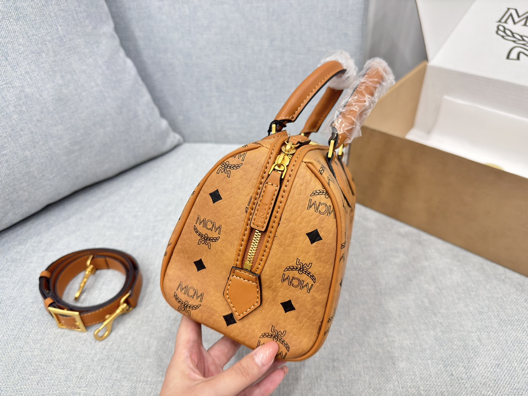 ❤️490包邮/原单代购级别
配飞机盒
size:25×15
MCM 波士顿枕头包
顶级原单 超高品质
日常出门手机纸巾车钥匙完全ok
自重很轻 背起来很轻松
超级百搭 质感高级 性价比高
而且四季都可搭配
非常显气质 提高气场必备单品
和小姐妹聚会选它直接杀疯了
手提斜挎 可盐可甜 颜值高
谁会拒绝拥有它呢