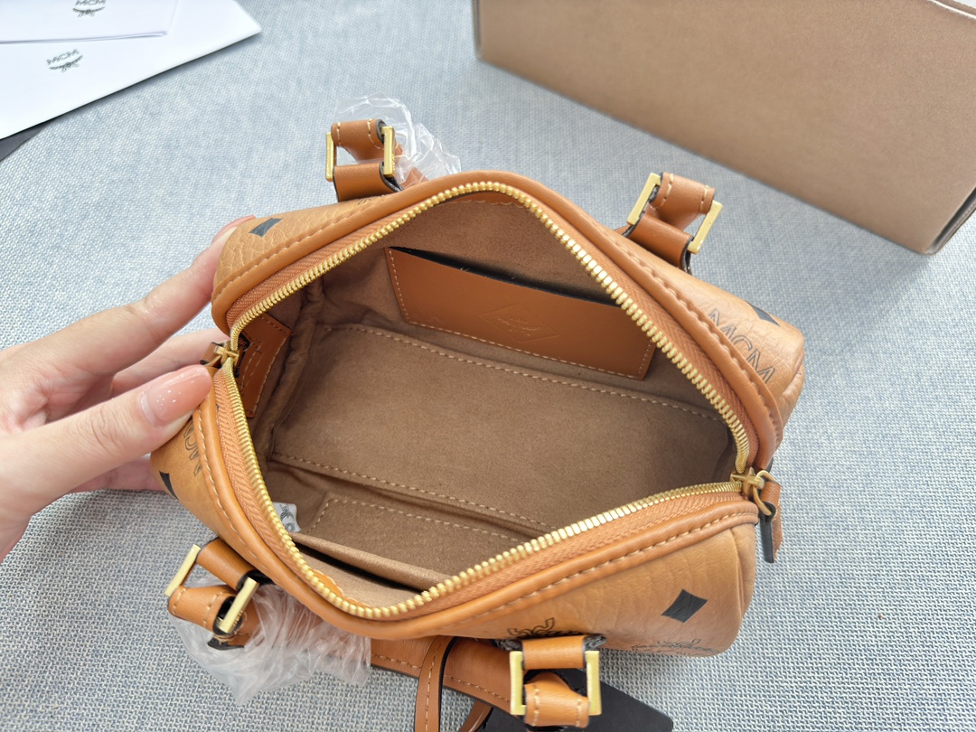 ❤️480包邮/原单代购级别
配飞机盒

size:19×10
MCM mini波士顿枕头包
顶级原单 超高品质
复古优雅 满满的高级感
大小适中 容量感人
休闲正装皆可轻松驾驭