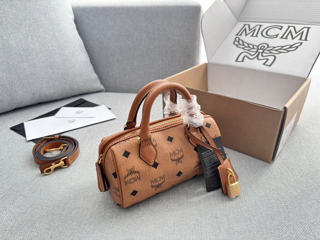 ❤️480包邮/原单代购级别
配飞机盒

size:19×10
MCM mini波士顿枕头包
顶级原单 超高品质
复古优雅 满满的高级感
大小适中 容量感人
休闲正装皆可轻松驾驭