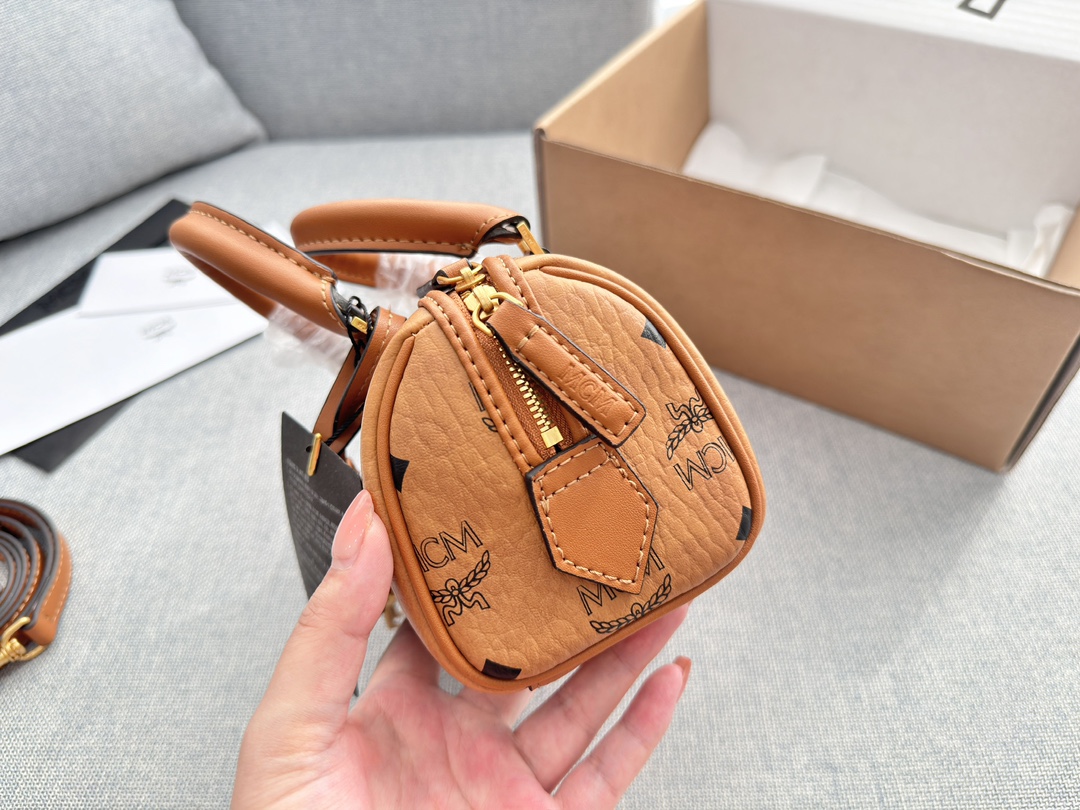 ❤️480包邮/原单代购级别
配飞机盒

size:19×10
MCM mini波士顿枕头包
顶级原单 超高品质
复古优雅 满满的高级感
大小适中 容量感人
休闲正装皆可轻松驾驭