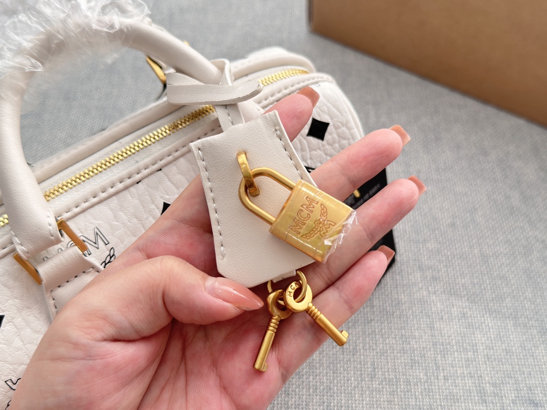 ❤️480包邮/原单代购级别
配飞机盒

size:19×10
MCM mini波士顿枕头包
顶级原单 超高品质
复古优雅 满满的高级感
大小适中 容量感人
休闲正装皆可轻松驾驭