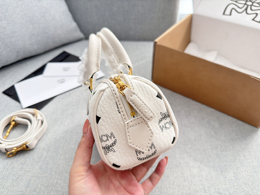 ❤️480包邮/原单代购级别
配飞机盒

size:19×10
MCM mini波士顿枕头包
顶级原单 超高品质
复古优雅 满满的高级感
大小适中 容量感人
休闲正装皆可轻松驾驭