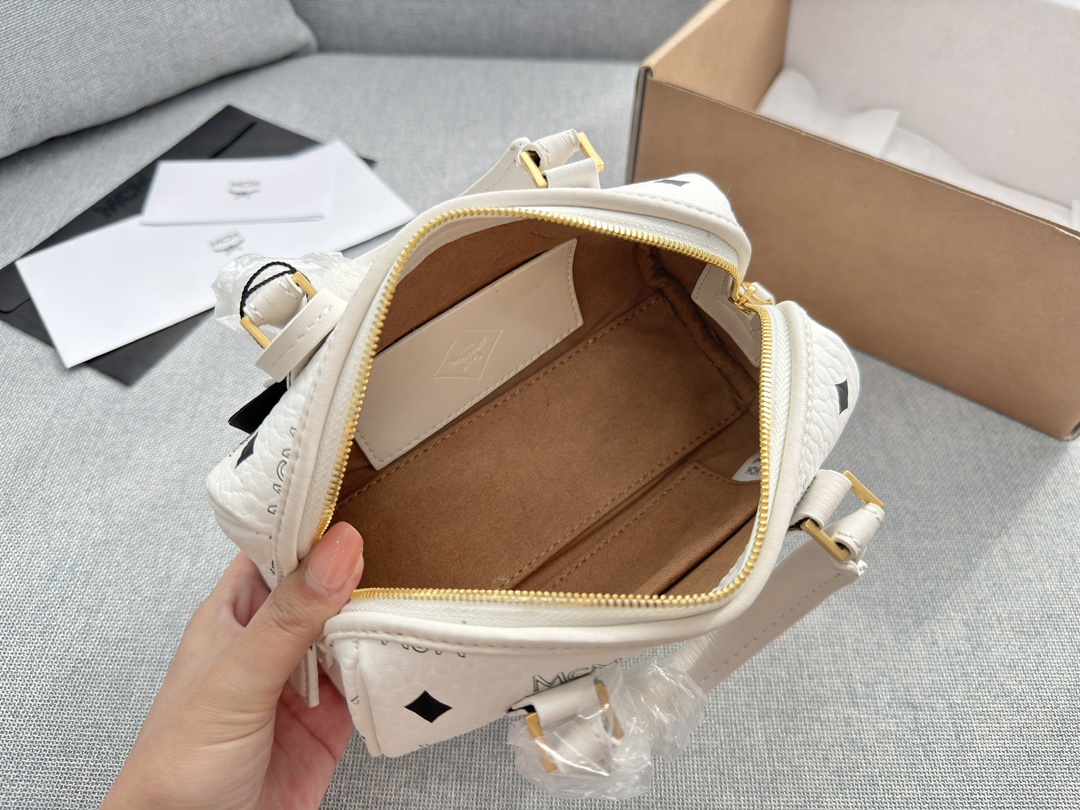 ❤️480包邮/原单代购级别
配飞机盒

size:19×10
MCM mini波士顿枕头包
顶级原单 超高品质
复古优雅 满满的高级感
大小适中 容量感人
休闲正装皆可轻松驾驭