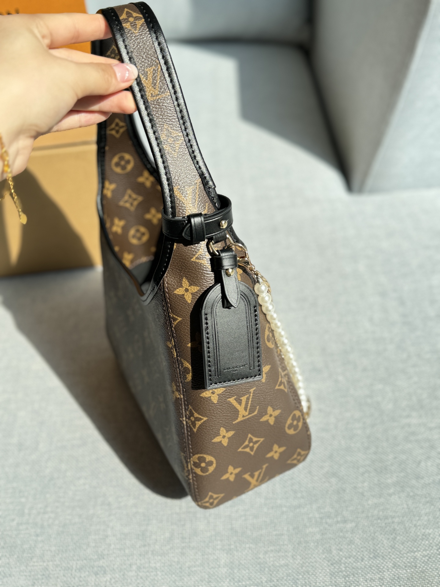 ❤️520包邮/原单代购级别
配全套礼盒
size:25.5×22
LV The Drop Hobo 腋下包 单肩手提包
小号手袋~超复古!!!很适合夏天腋下背
经典老花搭配锁头点缀,小巧精致又复古优雅
容量超大,通勤旅游全搞定
搭配珍珠包挂优雅感🔝