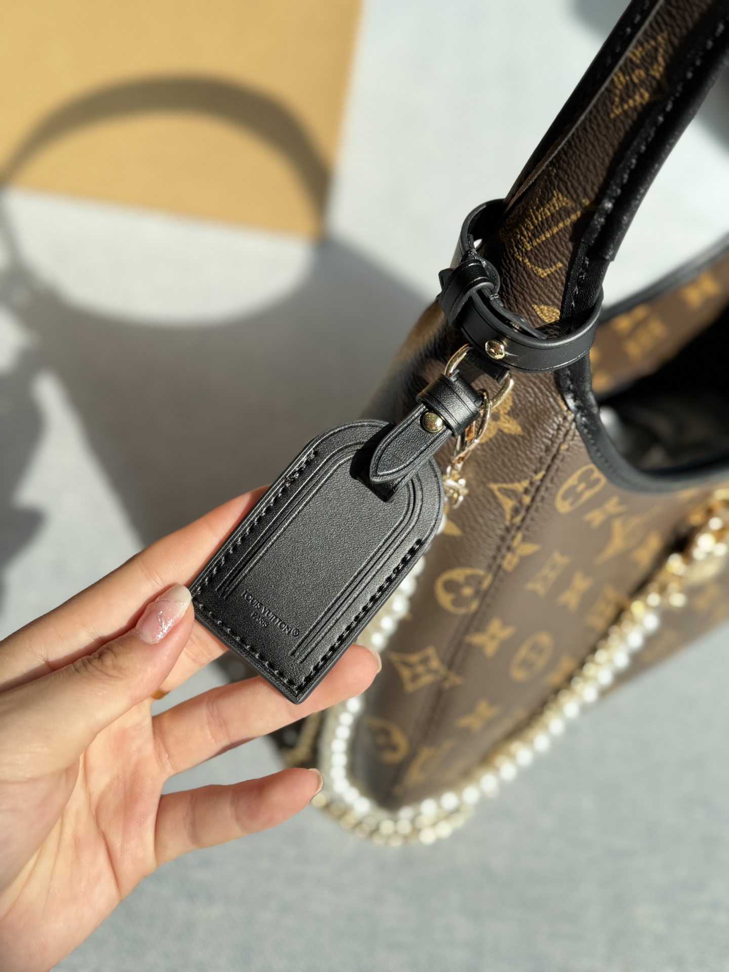 ❤️520包邮/原单代购级别
配全套礼盒
size:25.5×22
LV The Drop Hobo 腋下包 单肩手提包
小号手袋~超复古!!!很适合夏天腋下背
经典老花搭配锁头点缀,小巧精致又复古优雅
容量超大,通勤旅游全搞定
搭配珍珠包挂优雅感🔝