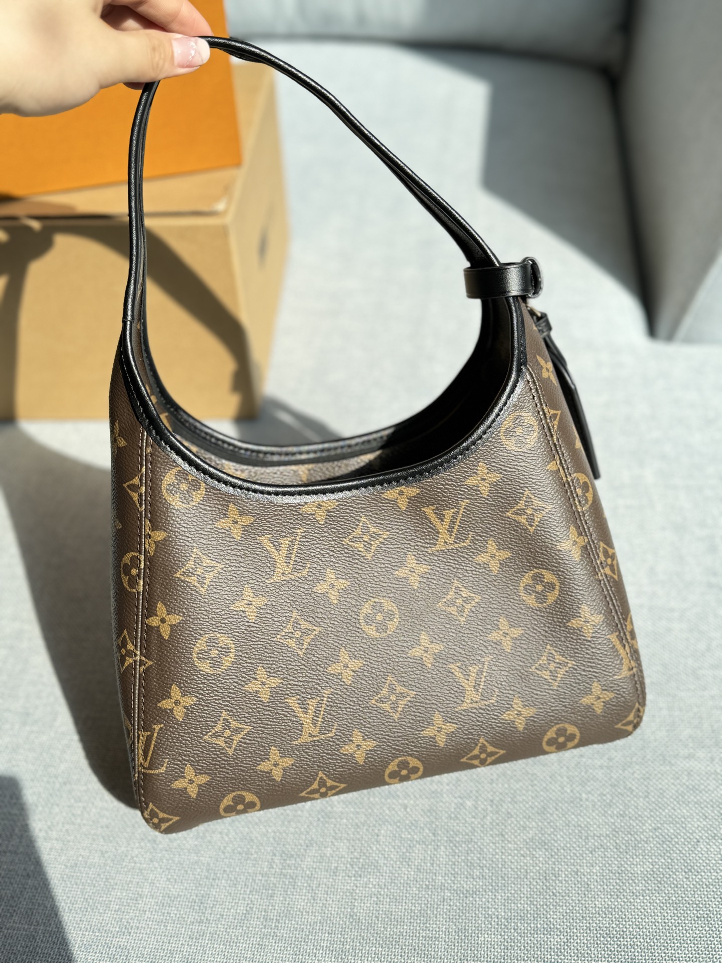 ❤️520包邮/原单代购级别
配全套礼盒
size:25.5×22
LV The Drop Hobo 腋下包 单肩手提包
小号手袋~超复古!!!很适合夏天腋下背
经典老花搭配锁头点缀,小巧精致又复古优雅
容量超大,通勤旅游全搞定
搭配珍珠包挂优雅感🔝