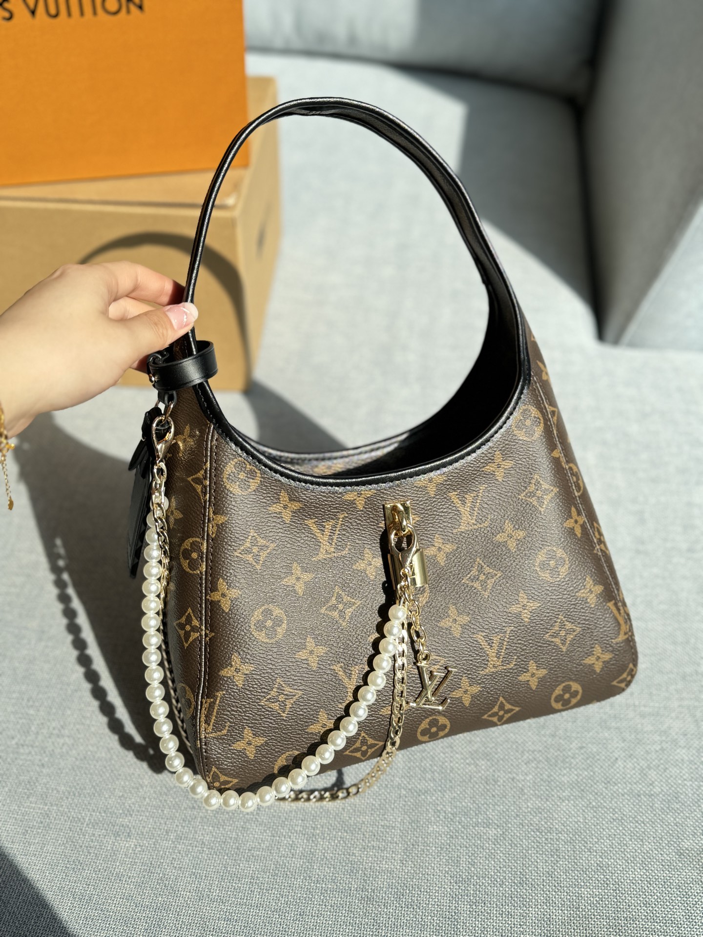 ❤️520包邮/原单代购级别
配全套礼盒
size:25.5×22
LV The Drop Hobo 腋下包 单肩手提包
小号手袋~超复古!!!很适合夏天腋下背
经典老花搭配锁头点缀,小巧精致又复古优雅
容量超大,通勤旅游全搞定
搭配珍珠包挂优雅感🔝