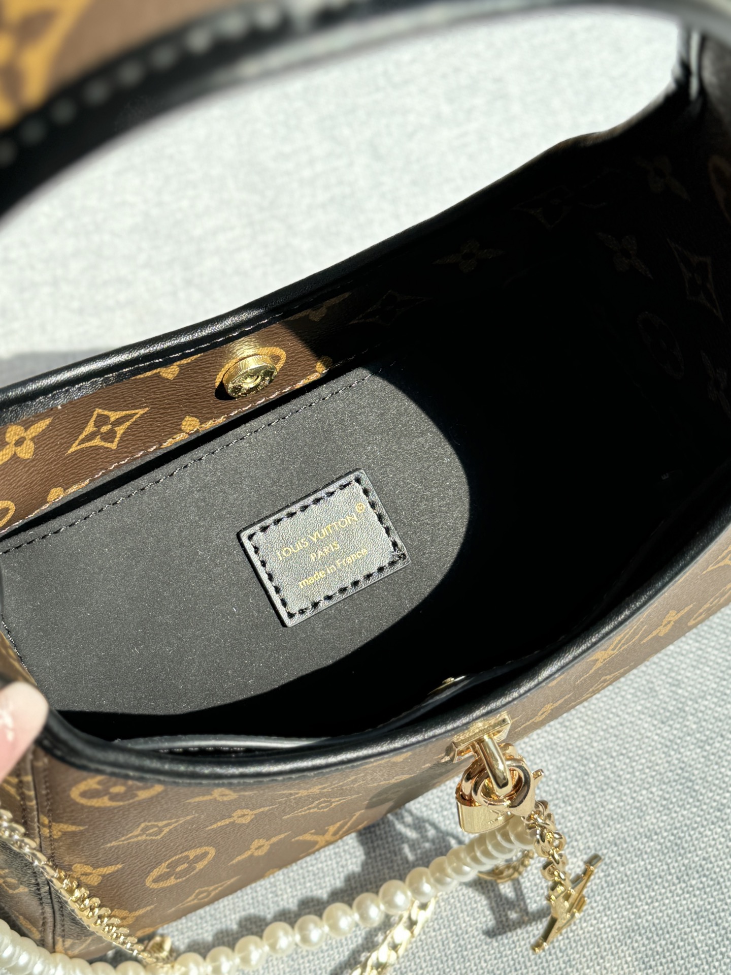 ❤️520包邮/原单代购级别
配全套礼盒
size:25.5×22
LV The Drop Hobo 腋下包 单肩手提包
小号手袋~超复古!!!很适合夏天腋下背
经典老花搭配锁头点缀,小巧精致又复古优雅
容量超大,通勤旅游全搞定
搭配珍珠包挂优雅感🔝