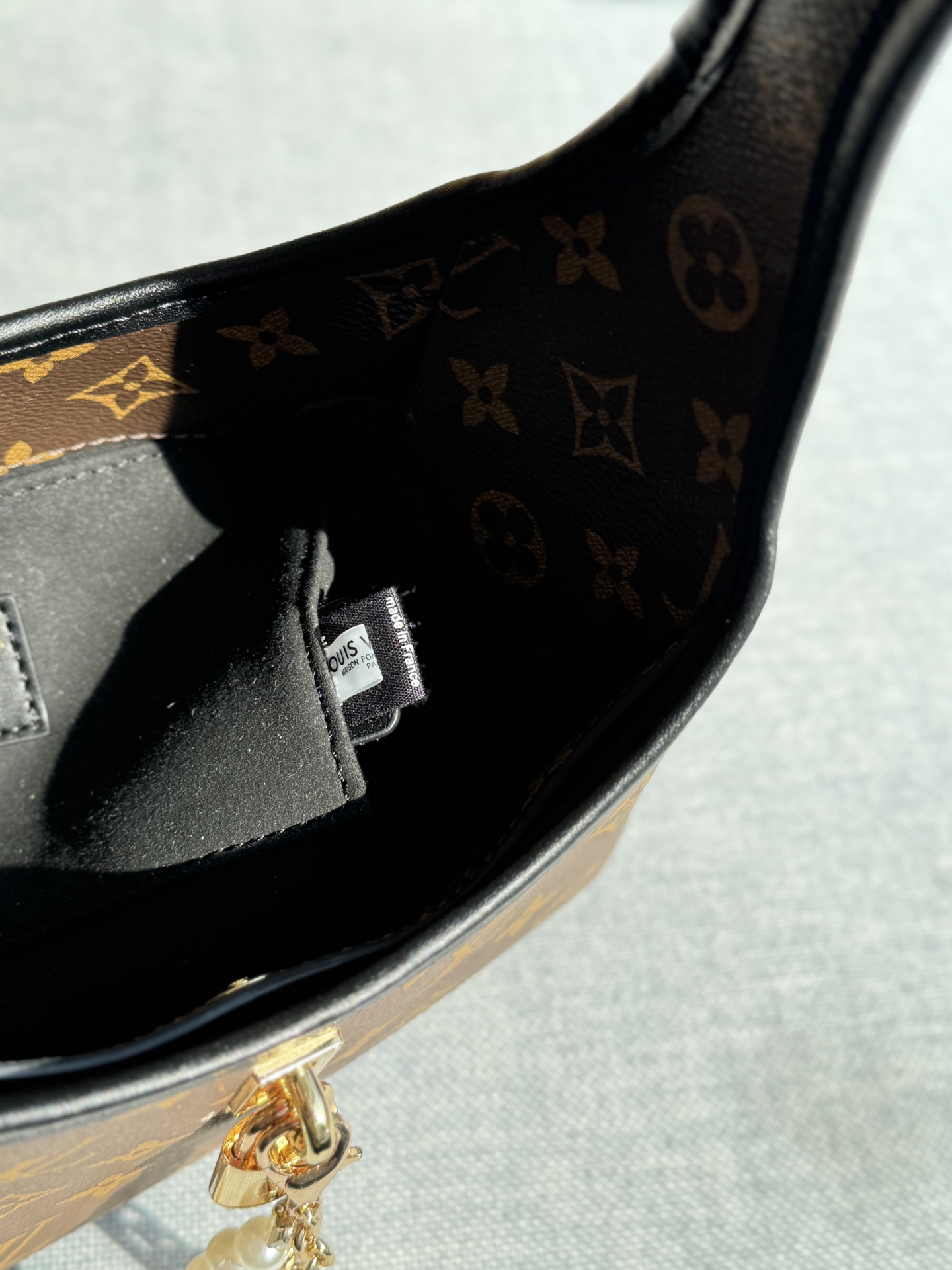 ❤️520包邮/原单代购级别
配全套礼盒
size:25.5×22
LV The Drop Hobo 腋下包 单肩手提包
小号手袋~超复古!!!很适合夏天腋下背
经典老花搭配锁头点缀,小巧精致又复古优雅
容量超大,通勤旅游全搞定
搭配珍珠包挂优雅感🔝