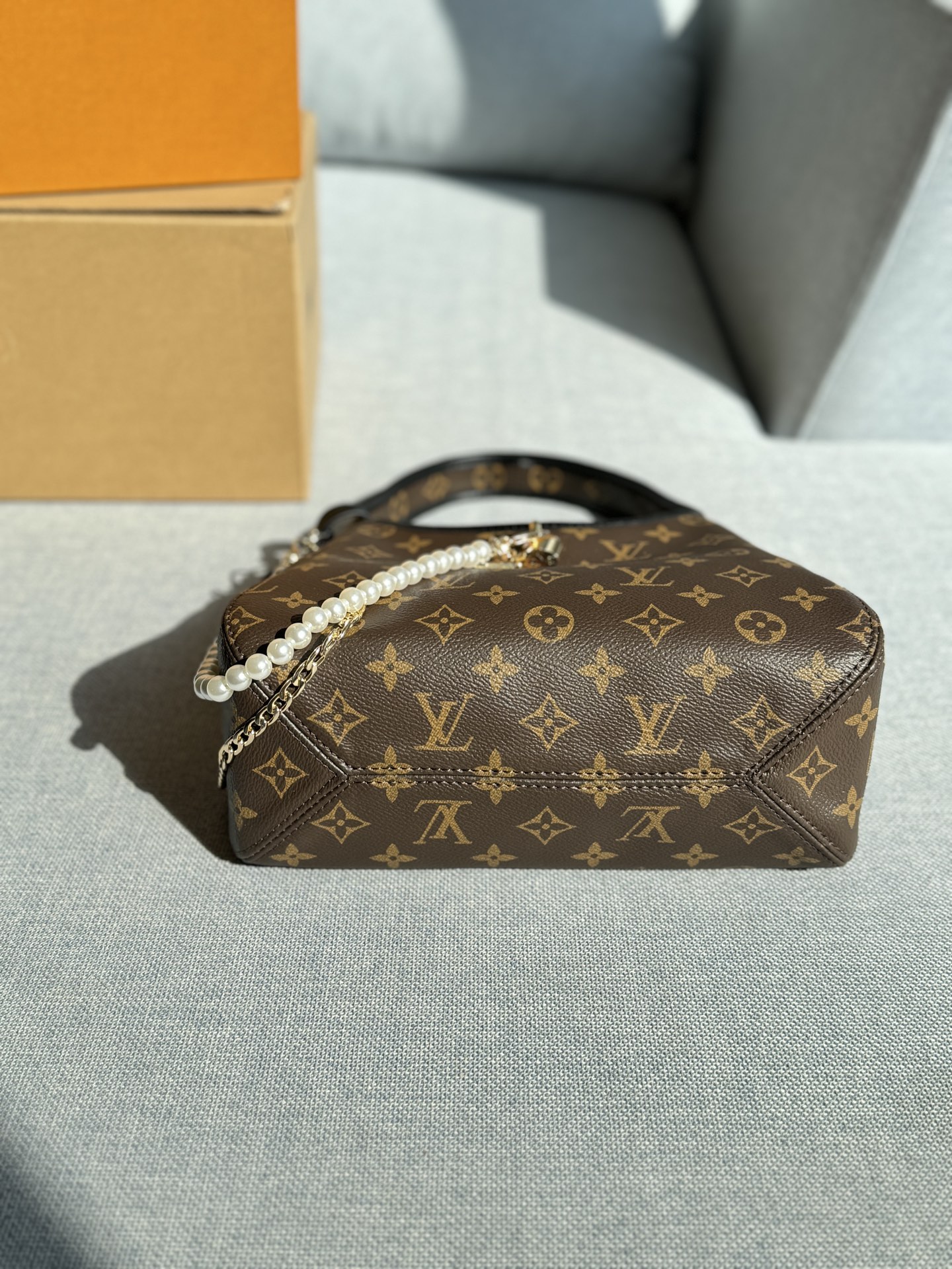 ❤️520包邮/原单代购级别
配全套礼盒
size:25.5×22
LV The Drop Hobo 腋下包 单肩手提包
小号手袋~超复古!!!很适合夏天腋下背
经典老花搭配锁头点缀,小巧精致又复古优雅
容量超大,通勤旅游全搞定
搭配珍珠包挂优雅感🔝