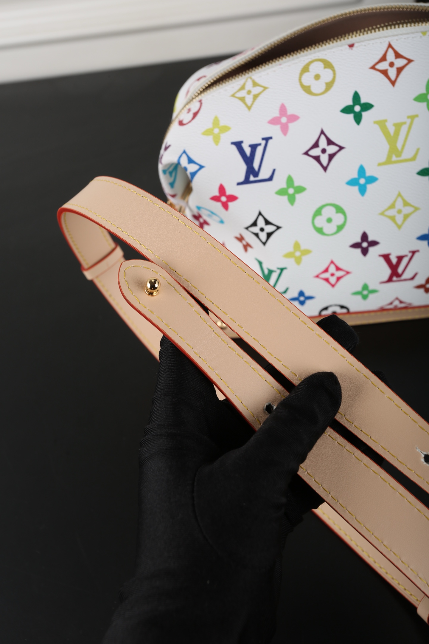 ❤️450包邮/原单代购级别
配全套礼盒
LV 白三彩 化妆包 中古包 
白三彩搭配牛皮革饰边与耀目铆钉。充裕空间可容纳化妆品及个人小巧物品，成就旅行良伴。
尺寸：27×19