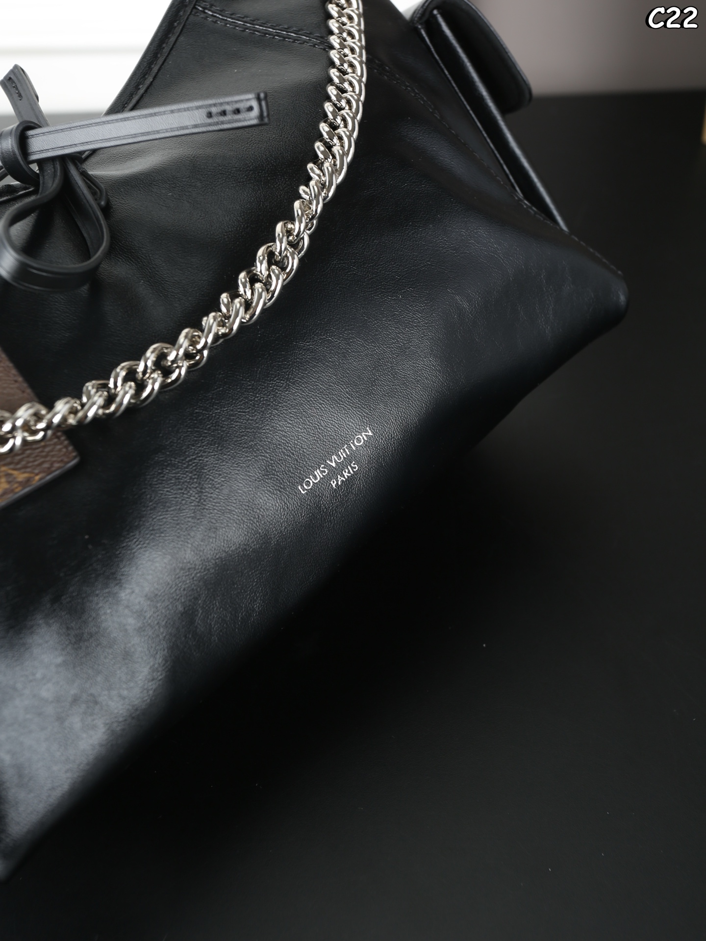 P275  全套礼盒
LV Carryall Cargo 机车链条黑武士 购物袋托特包手提单肩包
渐质感属于很慵懒，随性的甜酷风平时上班出去玩，
高级感满满的黑武士carryall！
新款carryall简直越背越有品位
发现小羊皮款很难不爱啊
尺寸：29×22