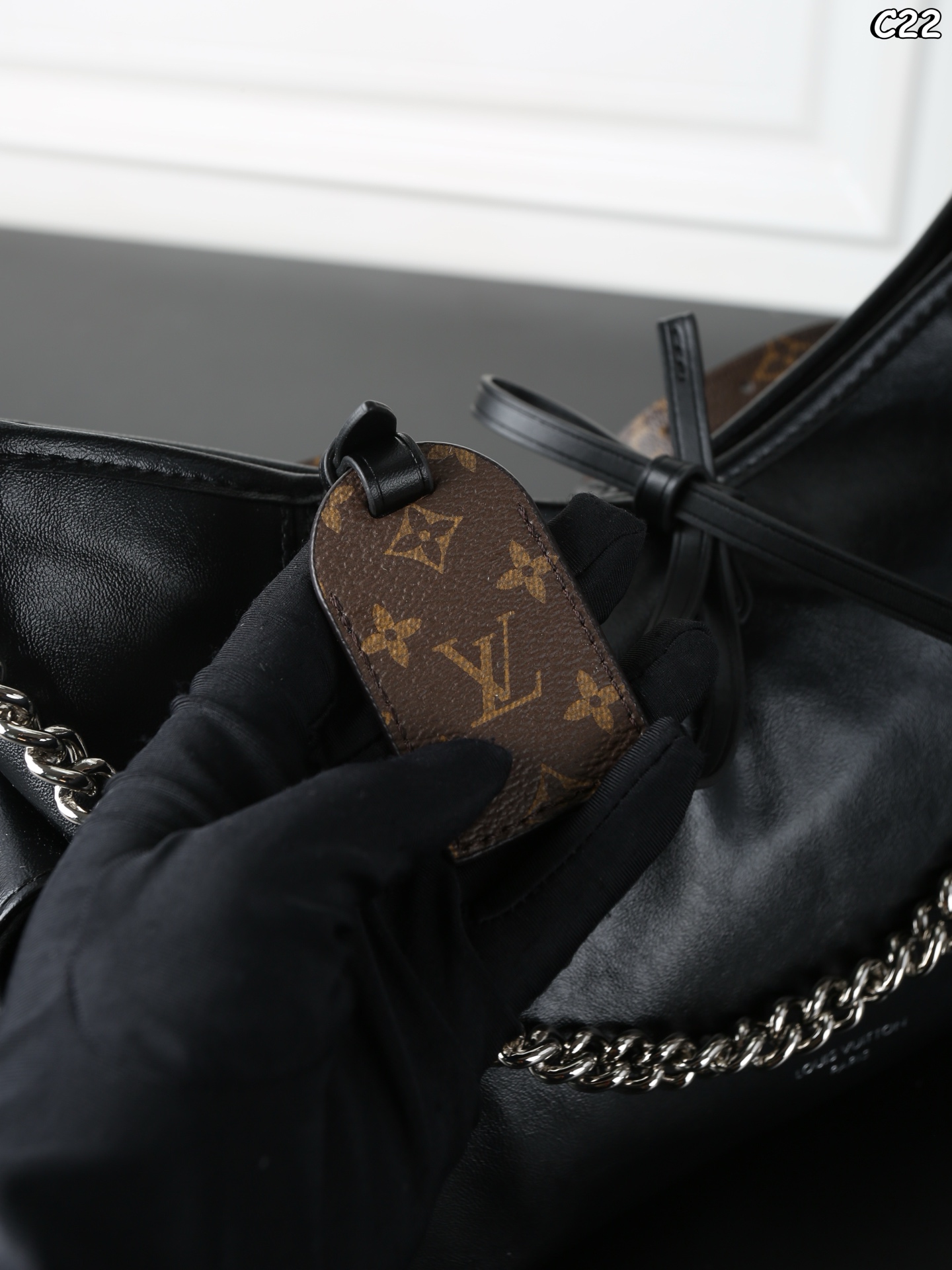 P275  全套礼盒
LV Carryall Cargo 机车链条黑武士 购物袋托特包手提单肩包
渐质感属于很慵懒，随性的甜酷风平时上班出去玩，
高级感满满的黑武士carryall！
新款carryall简直越背越有品位
发现小羊皮款很难不爱啊
尺寸：29×22