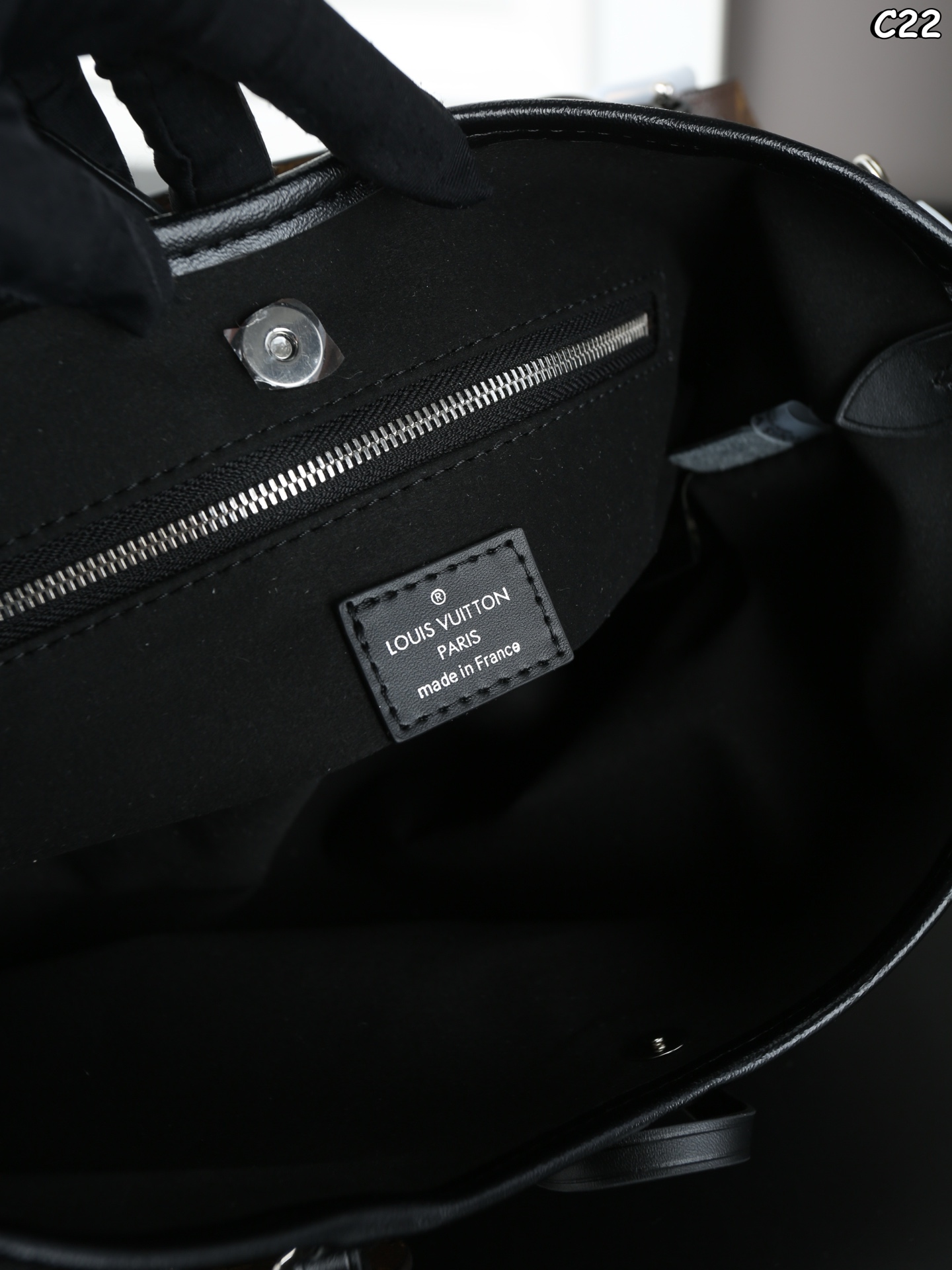 P275  全套礼盒
LV Carryall Cargo 机车链条黑武士 购物袋托特包手提单肩包
渐质感属于很慵懒，随性的甜酷风平时上班出去玩，
高级感满满的黑武士carryall！
新款carryall简直越背越有品位
发现小羊皮款很难不爱啊
尺寸：29×22