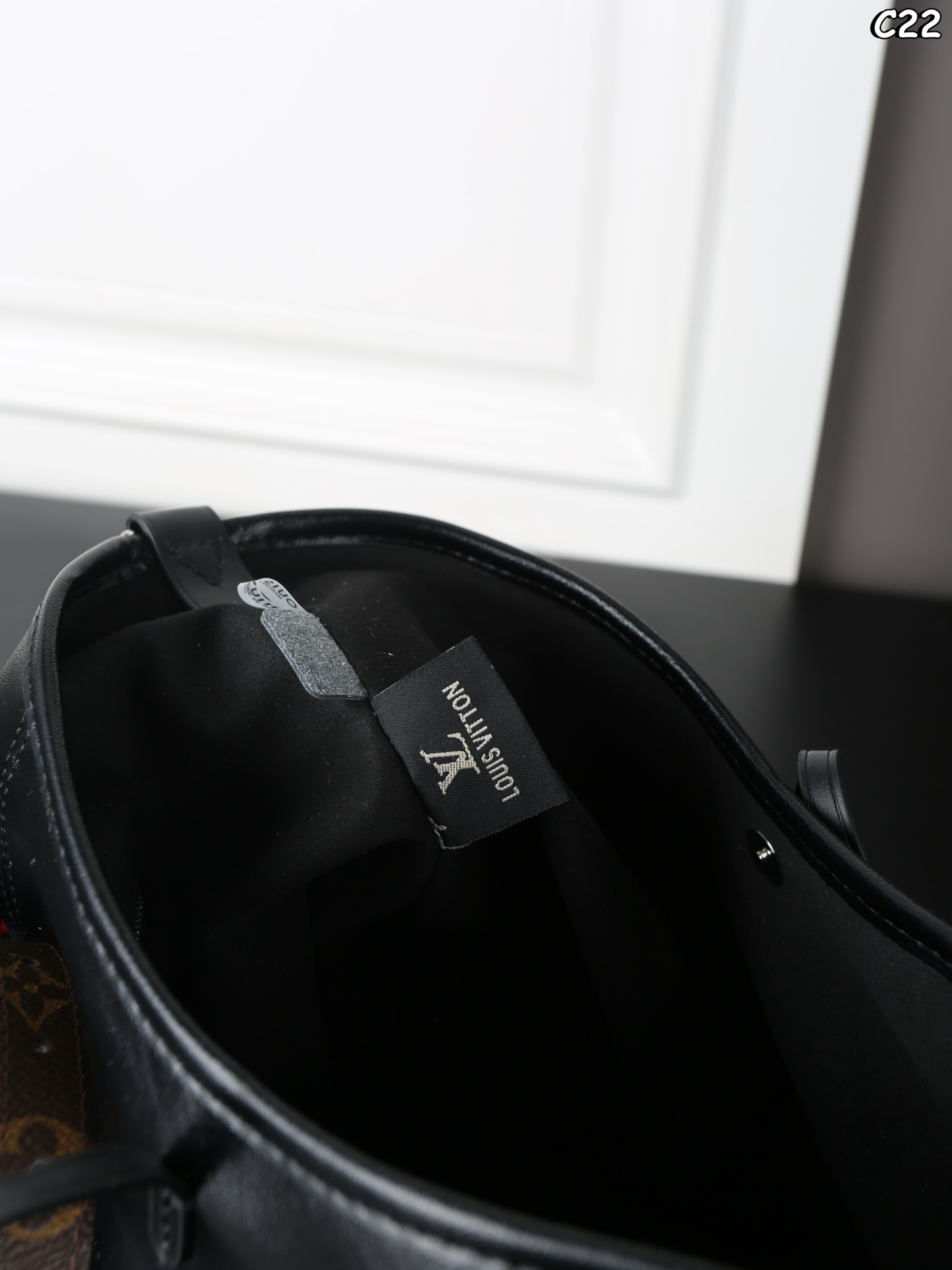 P275  全套礼盒
LV Carryall Cargo 机车链条黑武士 购物袋托特包手提单肩包
渐质感属于很慵懒，随性的甜酷风平时上班出去玩，
高级感满满的黑武士carryall！
新款carryall简直越背越有品位
发现小羊皮款很难不爱啊
尺寸：29×22