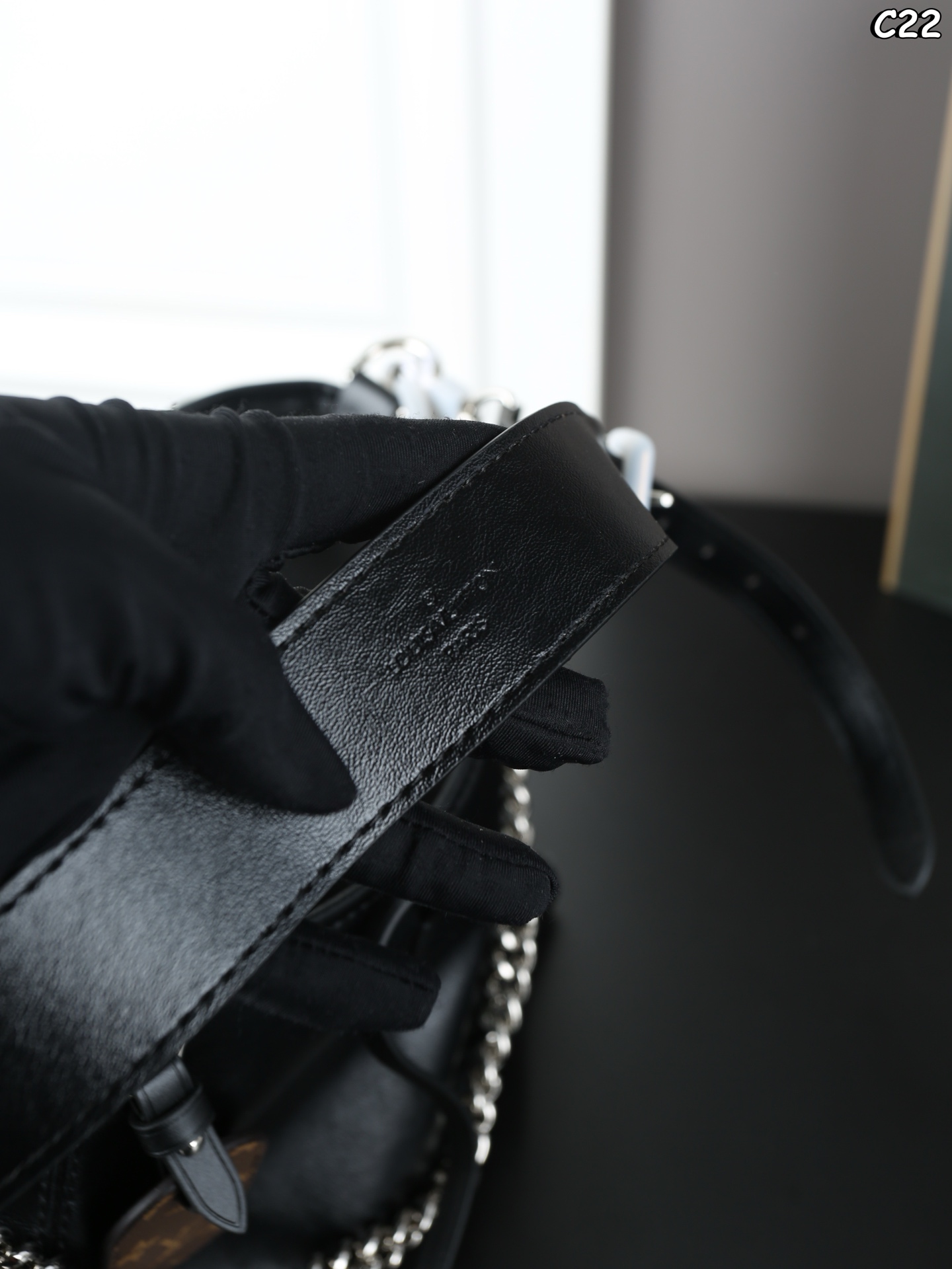 P275  全套礼盒
LV Carryall Cargo 机车链条黑武士 购物袋托特包手提单肩包
渐质感属于很慵懒，随性的甜酷风平时上班出去玩，
高级感满满的黑武士carryall！
新款carryall简直越背越有品位
发现小羊皮款很难不爱啊
尺寸：29×22