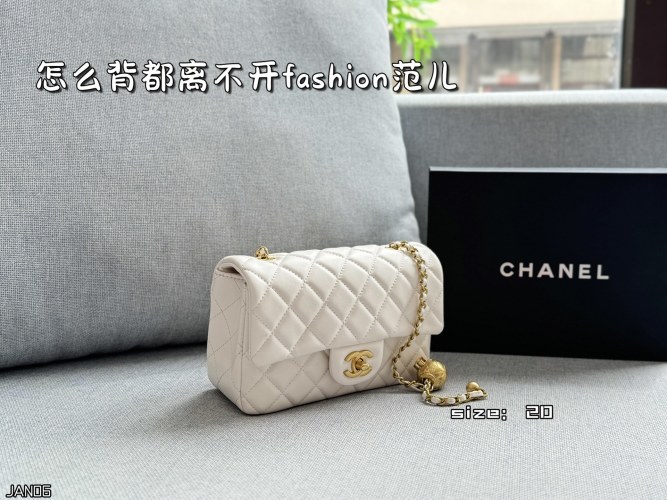 Bolso Bandolera Chanel Classic Flap CF 20S con Esfera Dorada Pequeña 15 Bolso Bandolera Chanel Classic Flap CF 20S con Esfera Dorada Pequeña
