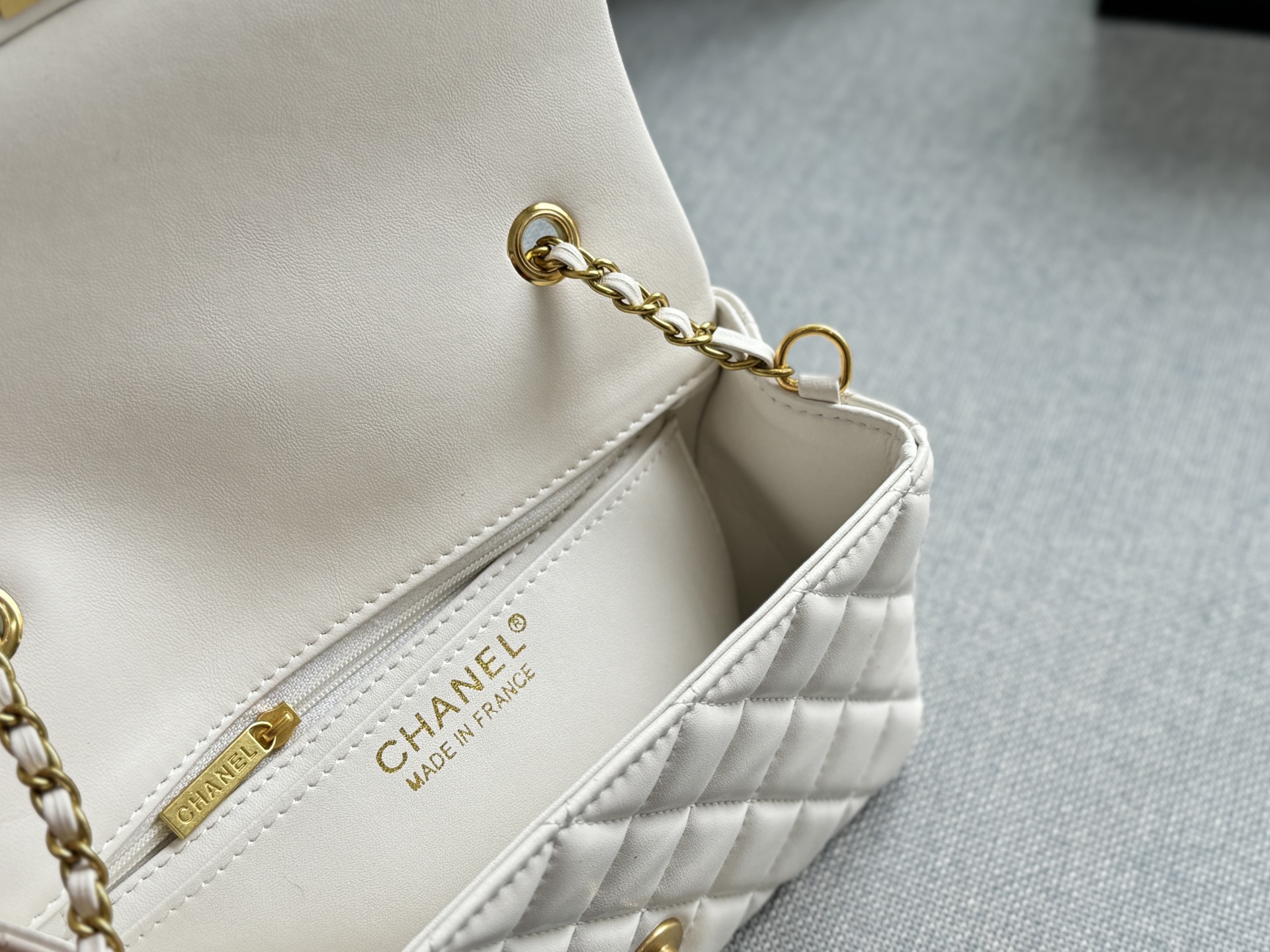 Bolso Bandolera Chanel Classic Flap CF 20S con Esfera Dorada Pequeña 10 i1753597453465 208 0 8