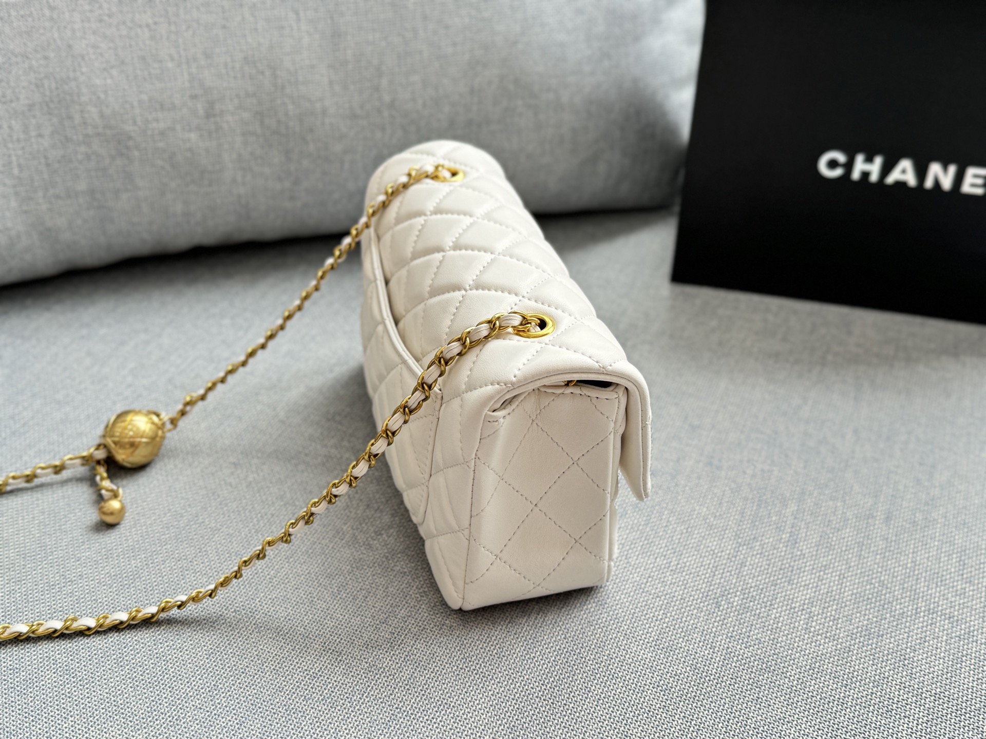 Bolso Bandolera Chanel Classic Flap CF 20S con Esfera Dorada Pequeña 3 i1753597453908 4939 0 1