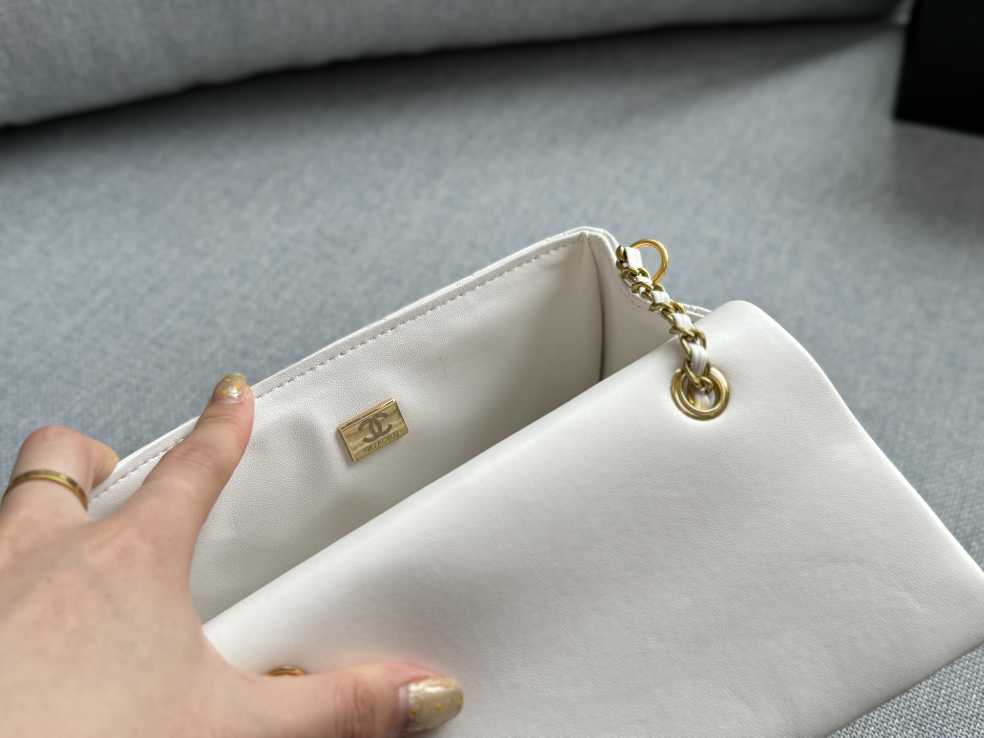 Bolso Bandolera Chanel Classic Flap CF 20S con Esfera Dorada Pequeña 9 i1753597453982 267 0 7
