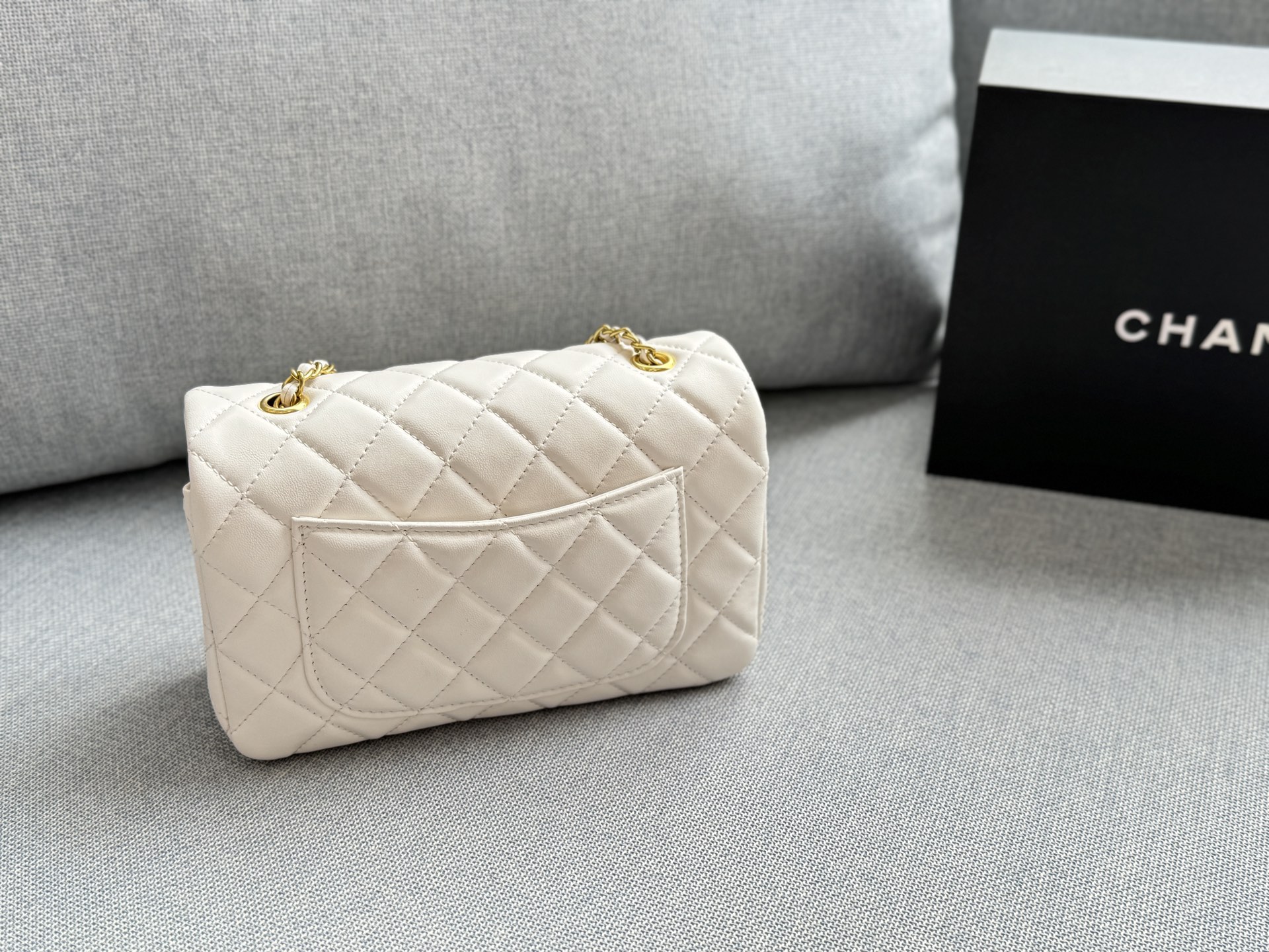 Bolso Bandolera Chanel Classic Flap CF 20S con Esfera Dorada Pequeña 4 i1753597455789 5898 0 2