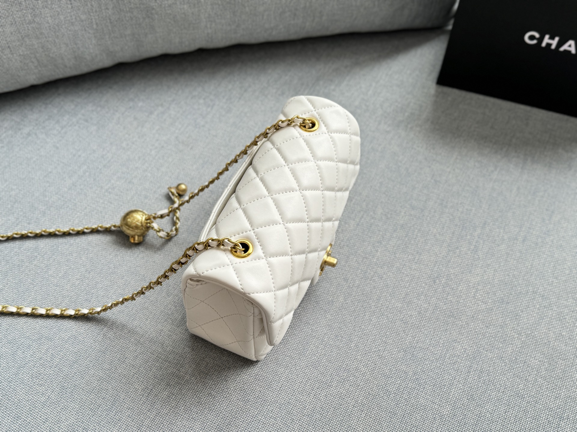 Bolso Bandolera Chanel Classic Flap CF 20S con Esfera Dorada Pequeña 7 i1753597455797 6082 0 5