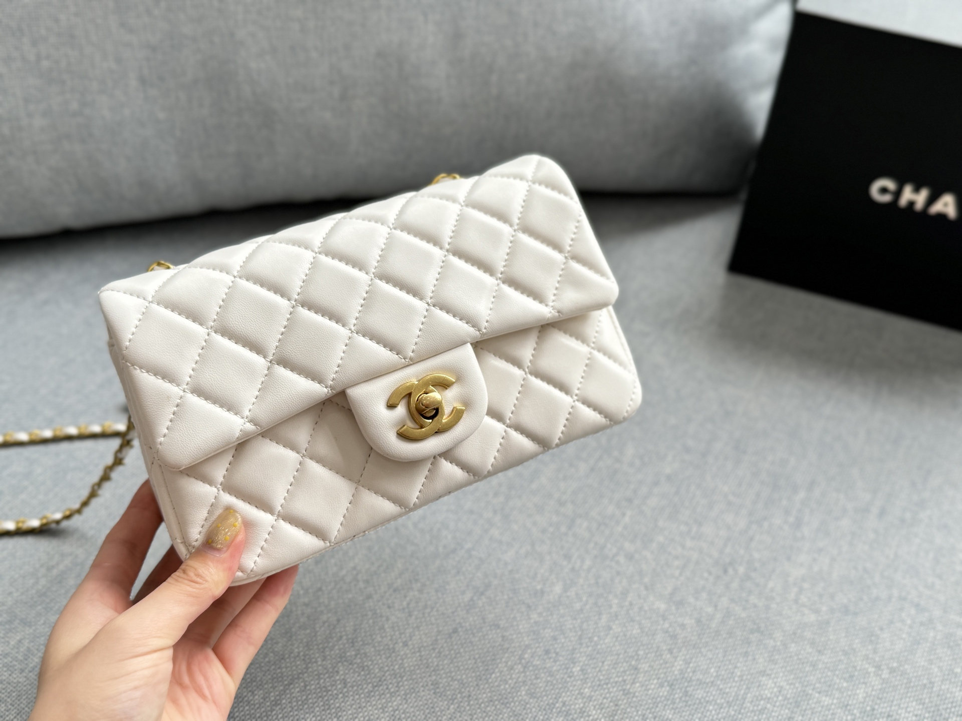 Bolso Bandolera Chanel Classic Flap CF 20S con Esfera Dorada Pequeña 6 i1753597455821 605 0 4