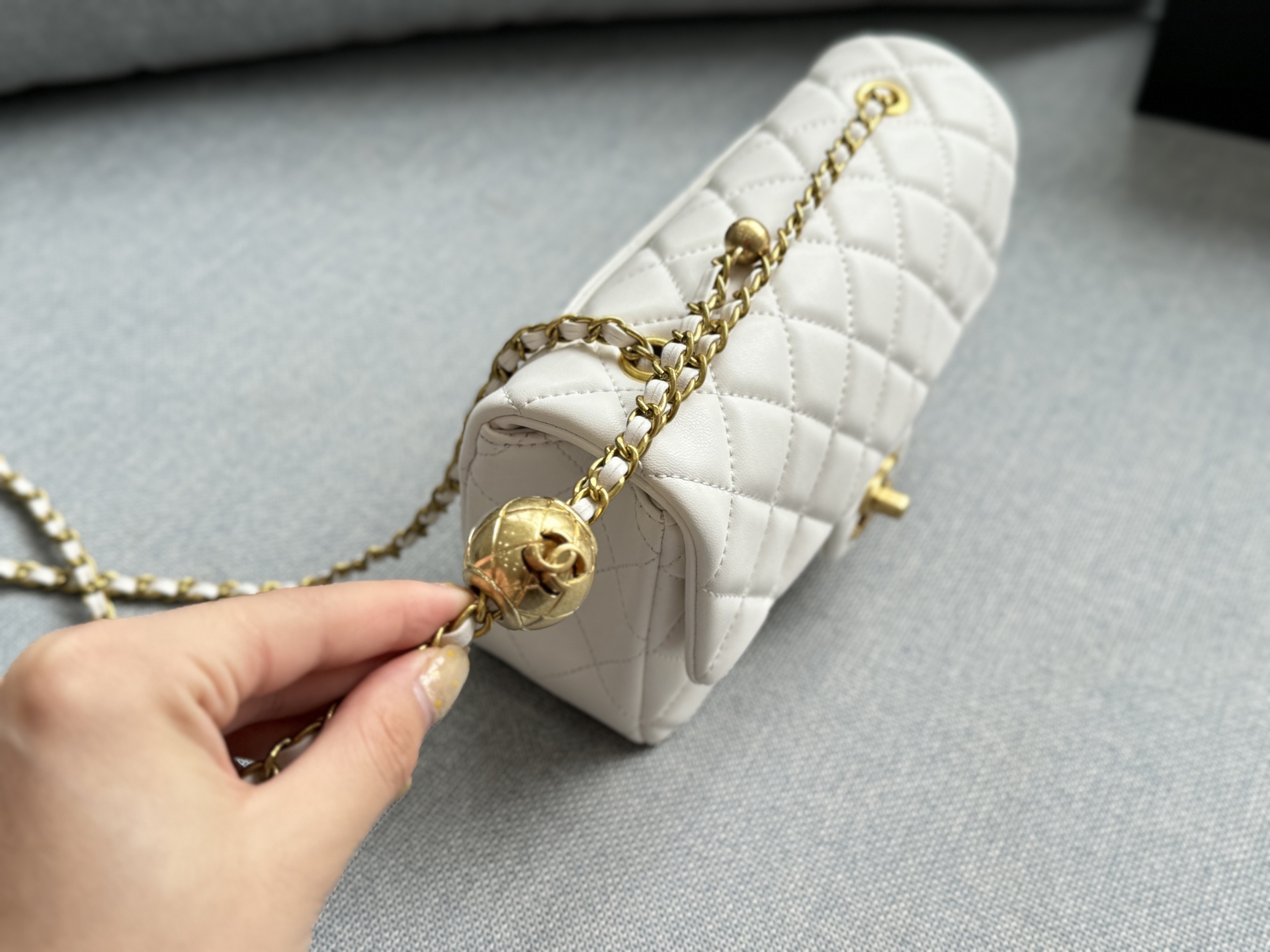 Bolso Bandolera Chanel Classic Flap CF 20S con Esfera Dorada Pequeña 8 i1753597455887 9552 0 6