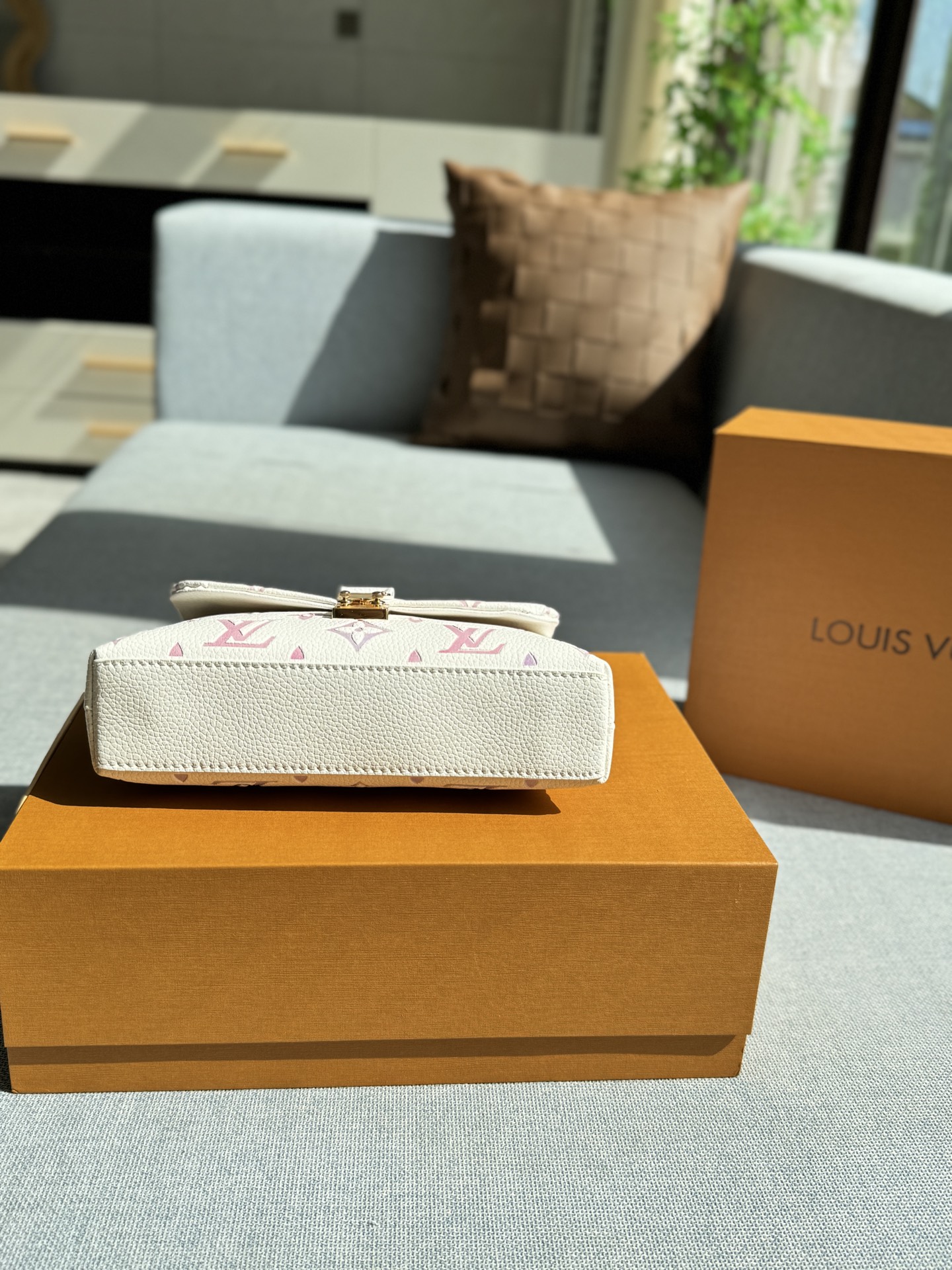 💰225包邮 折叠盒

size：21×12
LV Madeleine NANO 梦幻紫 挂饰链条 玛德琳手提包 链条包 变码芯片
哇，这个梦幻紫好绝‼️
彩色印记🫧夏日限定色太美惹
S锁扣复古精致，多层口袋巨能装~
这个颜色太好看了~
七月的浪漫是路易威登给的
粉粉嫩嫩的好适合夏天