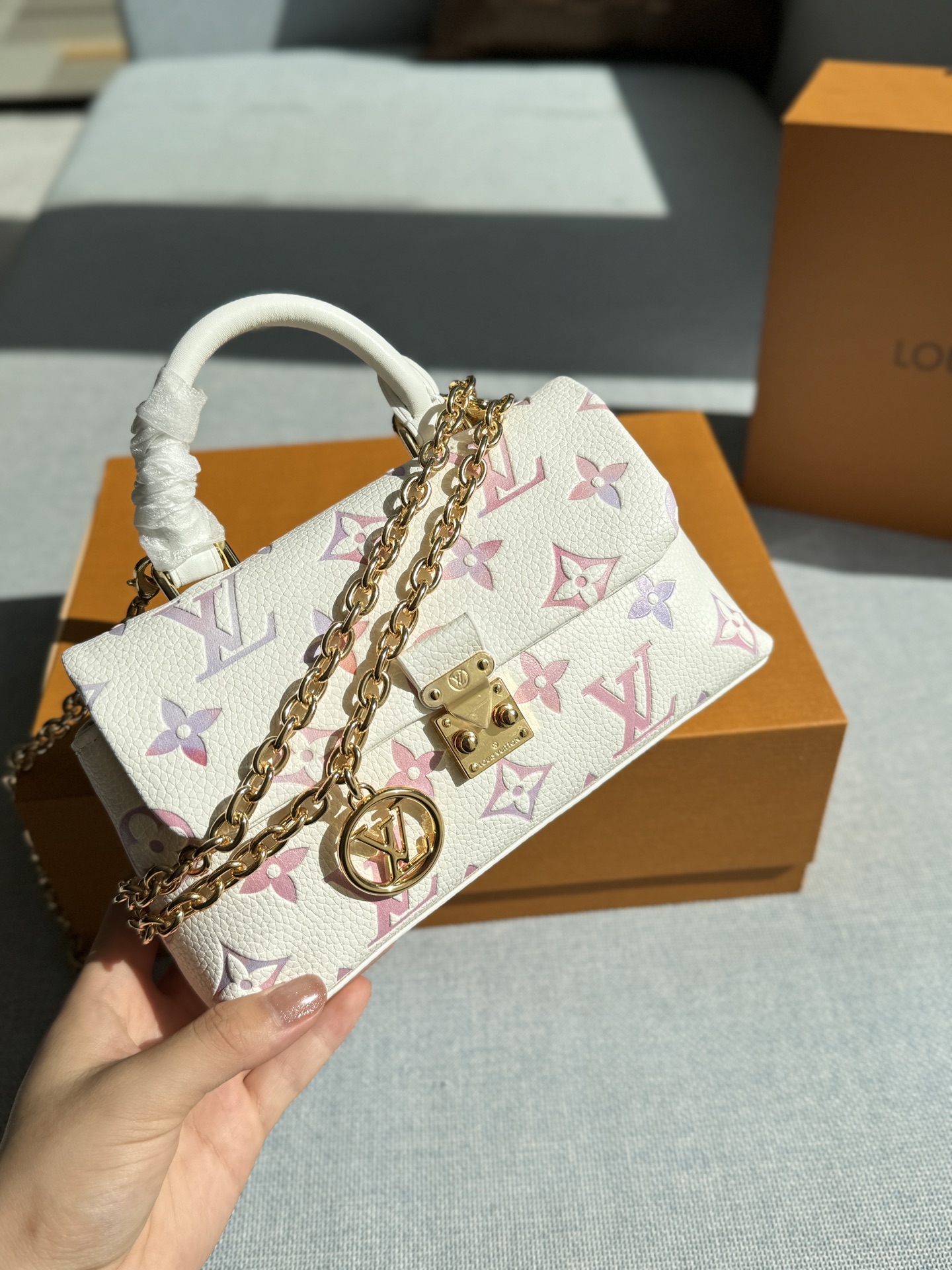 💰225包邮 折叠盒

size：21×12
LV Madeleine NANO 梦幻紫 挂饰链条 玛德琳手提包 链条包 变码芯片
哇，这个梦幻紫好绝‼️
彩色印记🫧夏日限定色太美惹
S锁扣复古精致，多层口袋巨能装~
这个颜色太好看了~
七月的浪漫是路易威登给的
粉粉嫩嫩的好适合夏天