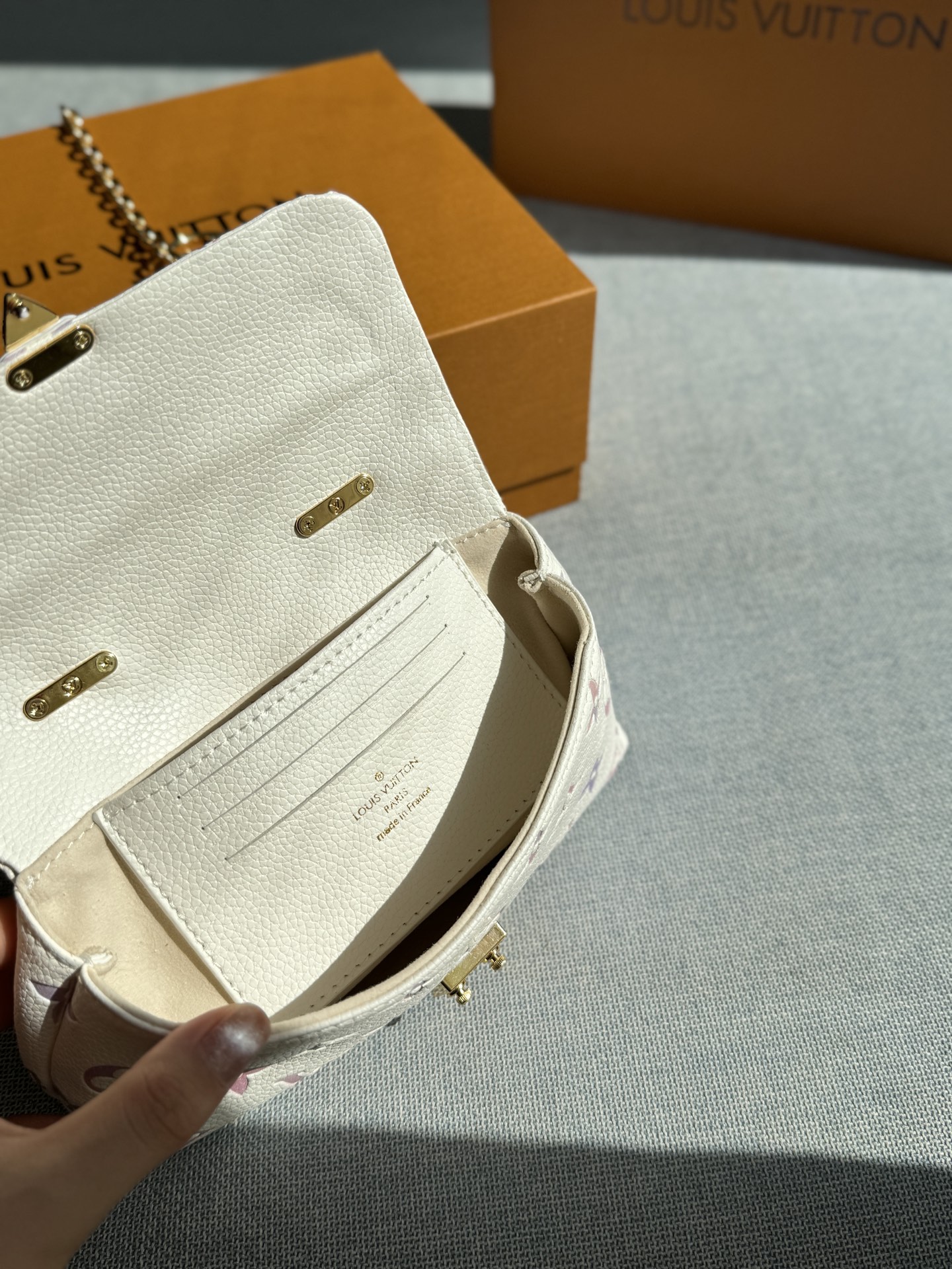 💰225包邮 折叠盒

size：21×12
LV Madeleine NANO 梦幻紫 挂饰链条 玛德琳手提包 链条包 变码芯片
哇，这个梦幻紫好绝‼️
彩色印记🫧夏日限定色太美惹
S锁扣复古精致，多层口袋巨能装~
这个颜色太好看了~
七月的浪漫是路易威登给的
粉粉嫩嫩的好适合夏天