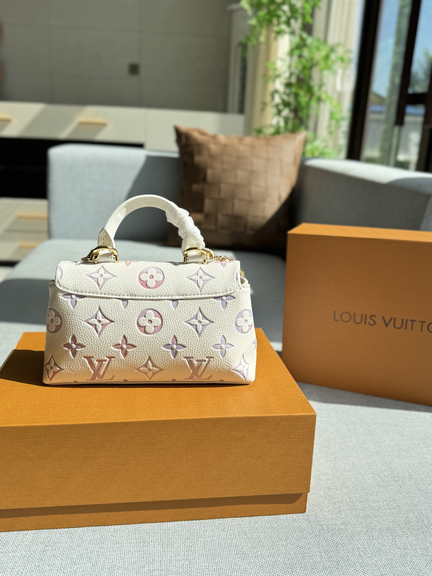 💰225包邮 折叠盒

size：21×12
LV Madeleine NANO 梦幻紫 挂饰链条 玛德琳手提包 链条包 变码芯片
哇，这个梦幻紫好绝‼️
彩色印记🫧夏日限定色太美惹
S锁扣复古精致，多层口袋巨能装~
这个颜色太好看了~
七月的浪漫是路易威登给的
粉粉嫩嫩的好适合夏天