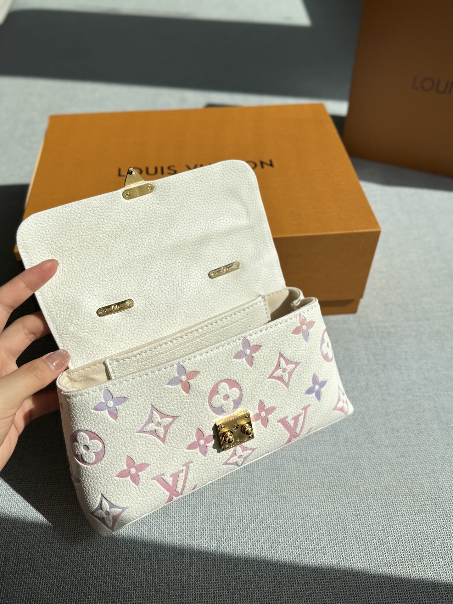 💰225包邮 折叠盒

size：21×12
LV Madeleine NANO 梦幻紫 挂饰链条 玛德琳手提包 链条包 变码芯片
哇，这个梦幻紫好绝‼️
彩色印记🫧夏日限定色太美惹
S锁扣复古精致，多层口袋巨能装~
这个颜色太好看了~
七月的浪漫是路易威登给的
粉粉嫩嫩的好适合夏天