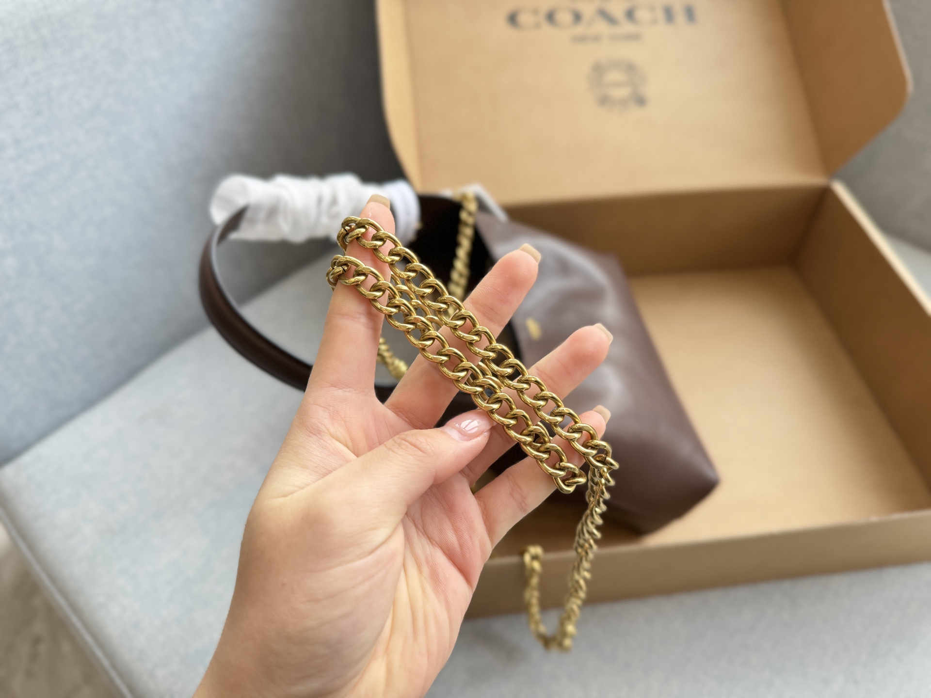 同价💰200  飞机盒

size：34&times;33/28.5&times;27/23&times;18
COACH蔻驰 Brooklyn 流浪包 腋下包手提单肩包 水桶包 链条包 布鲁克林
这个秋冬缺不了Brooklyn
黑色高级感满满
不得不说太适合秋冬出街喽！
简约风包包~
BROOKLYN单肩包｜职场新人必备
松弛慵懒风   大包包最有范儿
超大容量空间更方便日常通勤出行
老钱风，慵懒风，妥妥拿捏住～