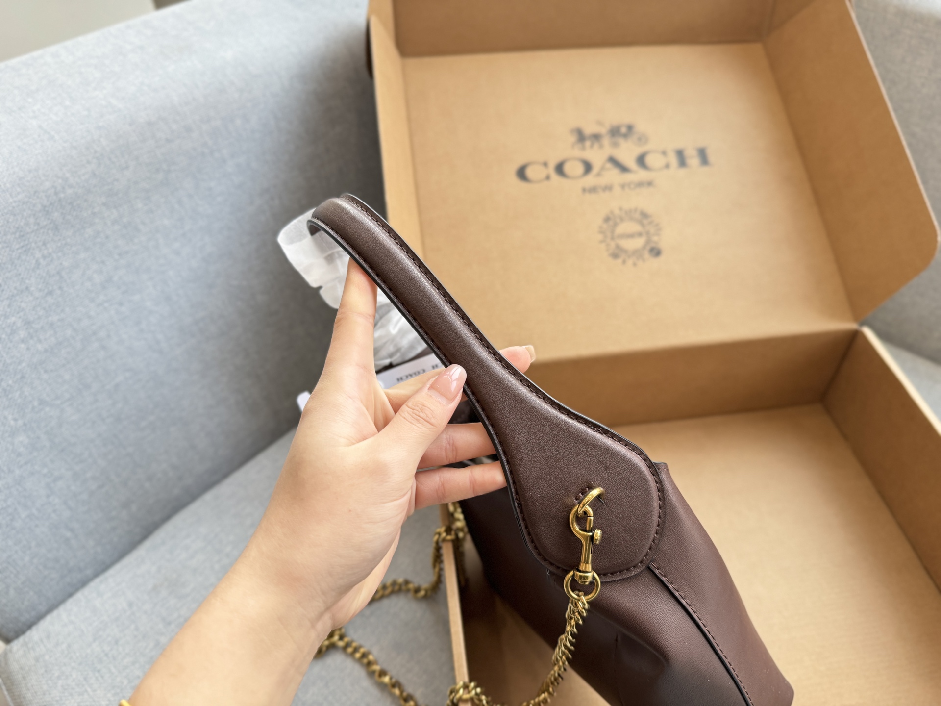 同价💰200  飞机盒

size：34&times;33/28.5&times;27/23&times;18
COACH蔻驰 Brooklyn 流浪包 腋下包手提单肩包 水桶包 链条包 布鲁克林
这个秋冬缺不了Brooklyn
黑色高级感满满
不得不说太适合秋冬出街喽！
简约风包包~
BROOKLYN单肩包｜职场新人必备
松弛慵懒风   大包包最有范儿
超大容量空间更方便日常通勤出行
老钱风，慵懒风，妥妥拿捏住～