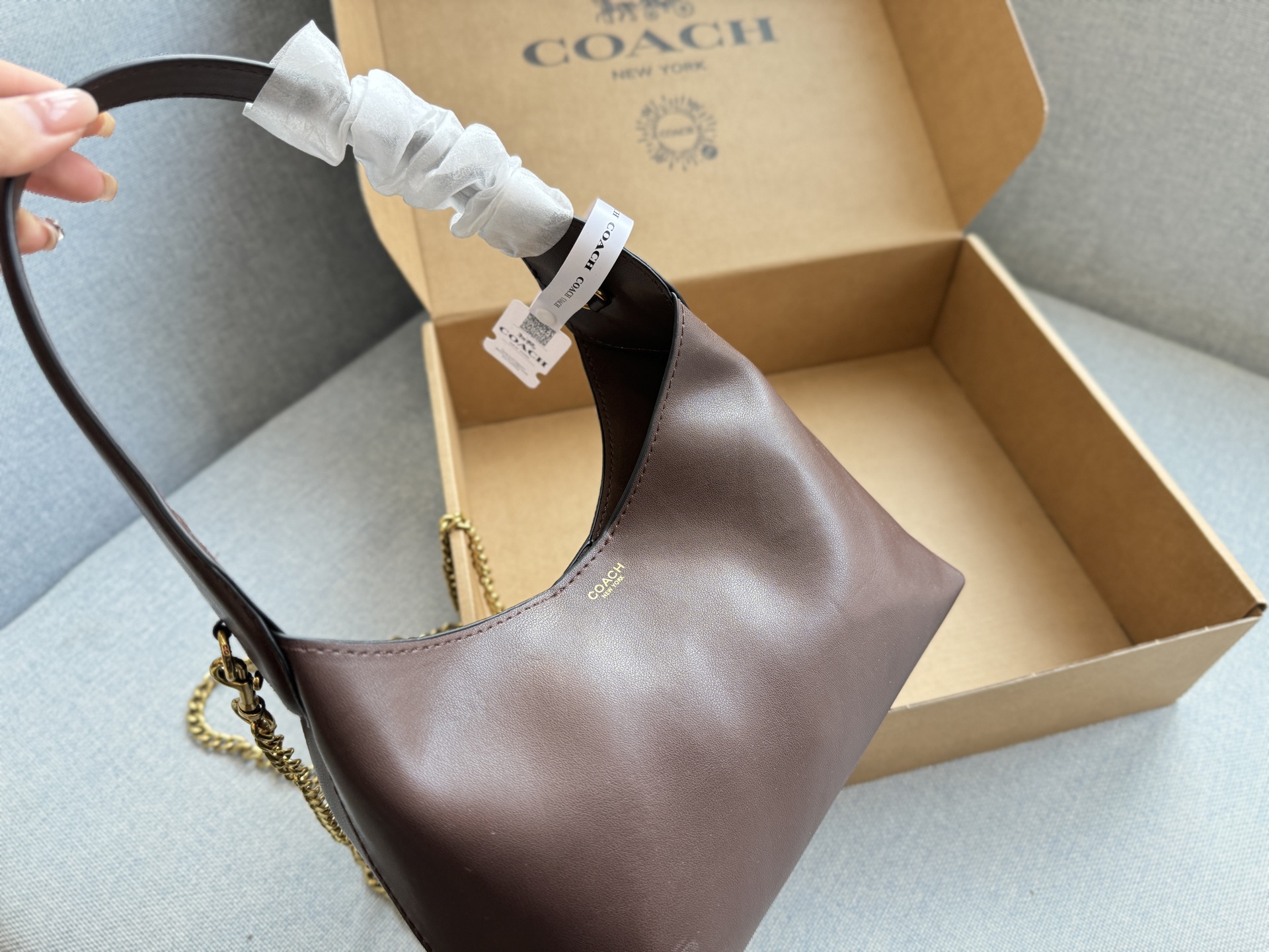 同价💰200  飞机盒

size：34&times;33/28.5&times;27/23&times;18
COACH蔻驰 Brooklyn 流浪包 腋下包手提单肩包 水桶包 链条包 布鲁克林
这个秋冬缺不了Brooklyn
黑色高级感满满
不得不说太适合秋冬出街喽！
简约风包包~
BROOKLYN单肩包｜职场新人必备
松弛慵懒风   大包包最有范儿
超大容量空间更方便日常通勤出行
老钱风，慵懒风，妥妥拿捏住～