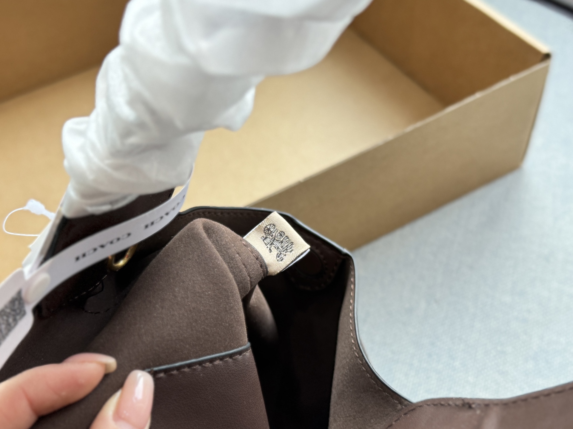 同价💰200  飞机盒

size：34&times;33/28.5&times;27/23&times;18
COACH蔻驰 Brooklyn 流浪包 腋下包手提单肩包 水桶包 链条包 布鲁克林
这个秋冬缺不了Brooklyn
黑色高级感满满
不得不说太适合秋冬出街喽！
简约风包包~
BROOKLYN单肩包｜职场新人必备
松弛慵懒风   大包包最有范儿
超大容量空间更方便日常通勤出行
老钱风，慵懒风，妥妥拿捏住～