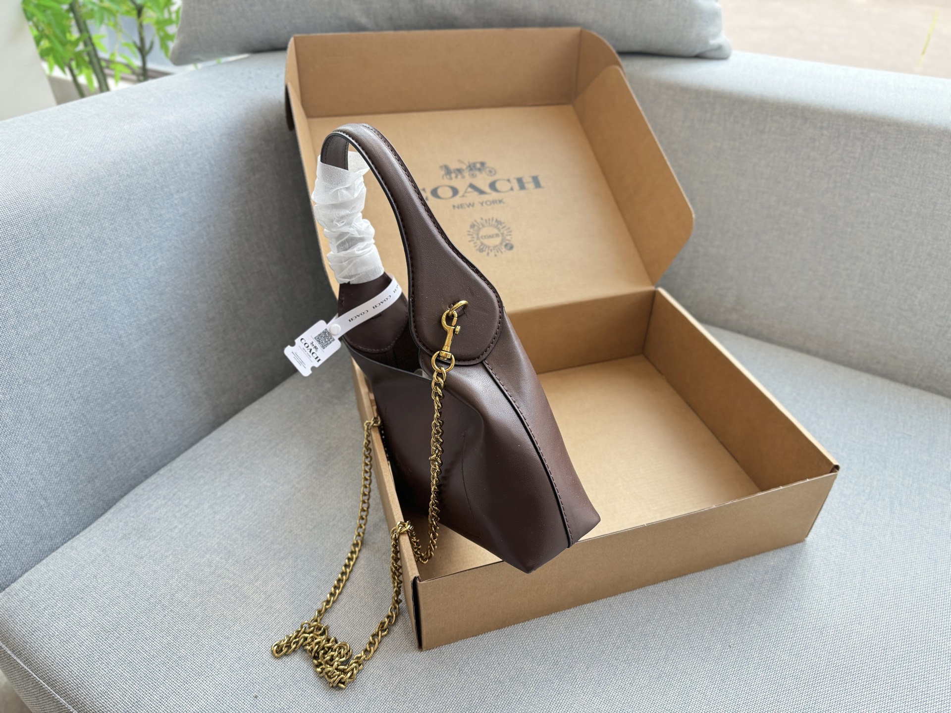 同价💰200  飞机盒

size：34&times;33/28.5&times;27/23&times;18
COACH蔻驰 Brooklyn 流浪包 腋下包手提单肩包 水桶包 链条包 布鲁克林
这个秋冬缺不了Brooklyn
黑色高级感满满
不得不说太适合秋冬出街喽！
简约风包包~
BROOKLYN单肩包｜职场新人必备
松弛慵懒风   大包包最有范儿
超大容量空间更方便日常通勤出行
老钱风，慵懒风，妥妥拿捏住～